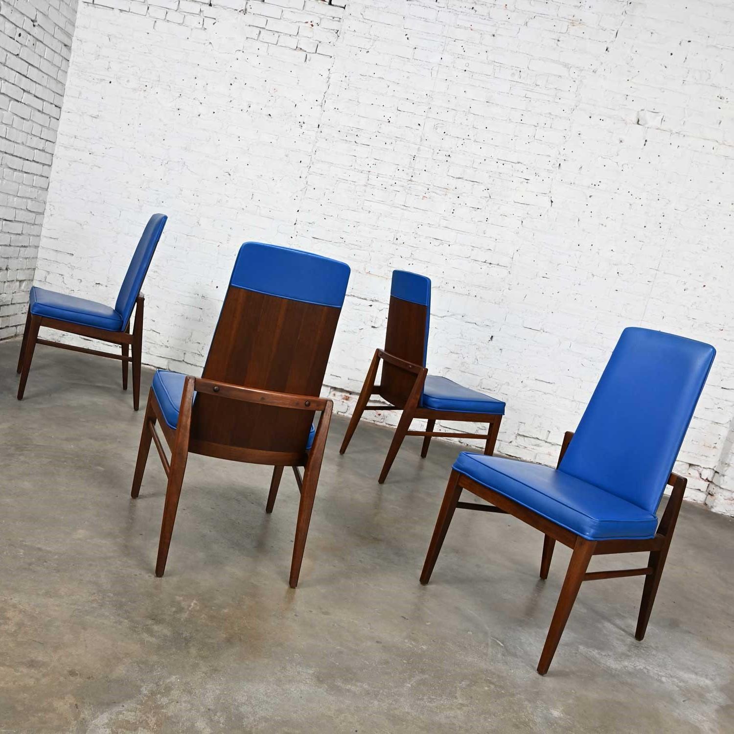 Mid-Century Modern Foster-McDavid ensemble de chaises de salle à manger en faux cuir bleu cobalt mi-siècle moderne, lot de 4 en vente