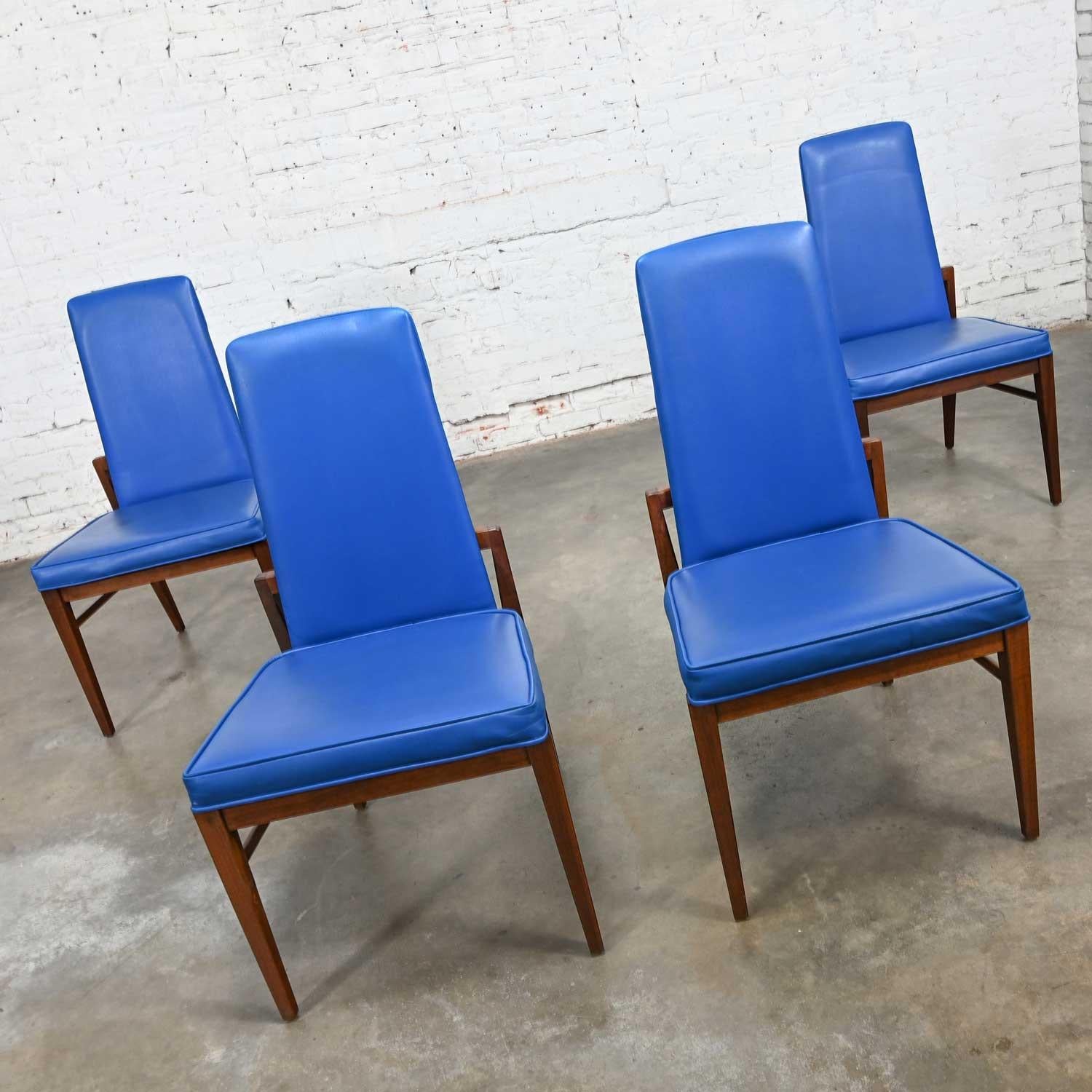 Américain Foster-McDavid ensemble de chaises de salle à manger en faux cuir bleu cobalt mi-siècle moderne, lot de 4 en vente