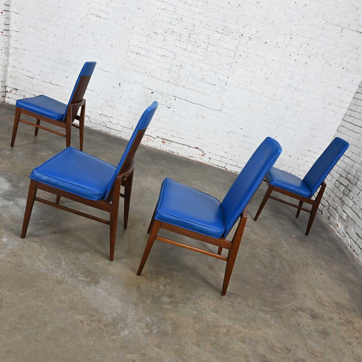 Foster-McDavid ensemble de chaises de salle à manger en faux cuir bleu cobalt mi-siècle moderne, lot de 4 Bon état - En vente à Topeka, KS