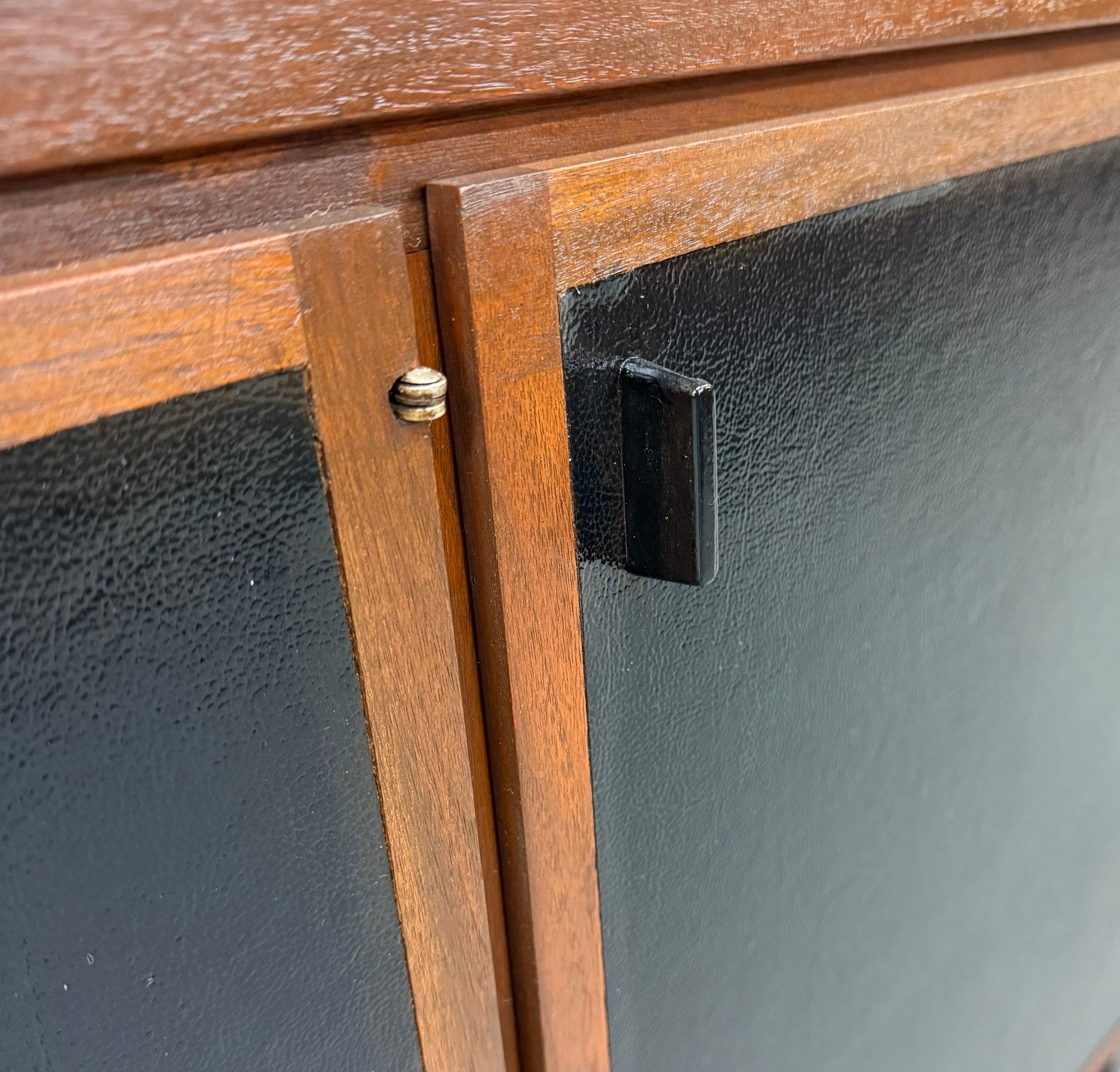 Credenza Founders in legno di noce di metà secolo moderno in vendita 3