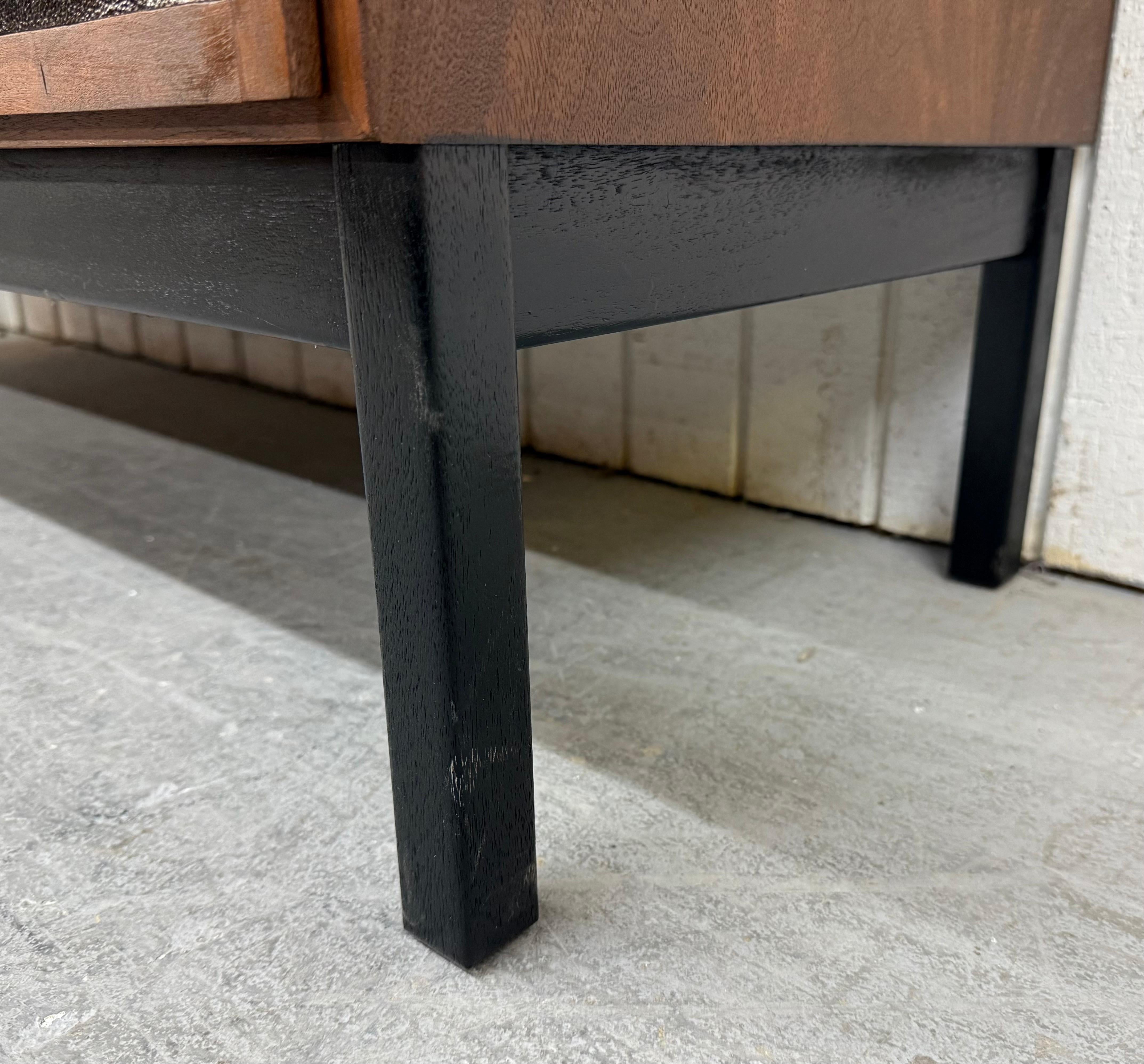 Credenza Founders in legno di noce di metà secolo moderno in vendita 4