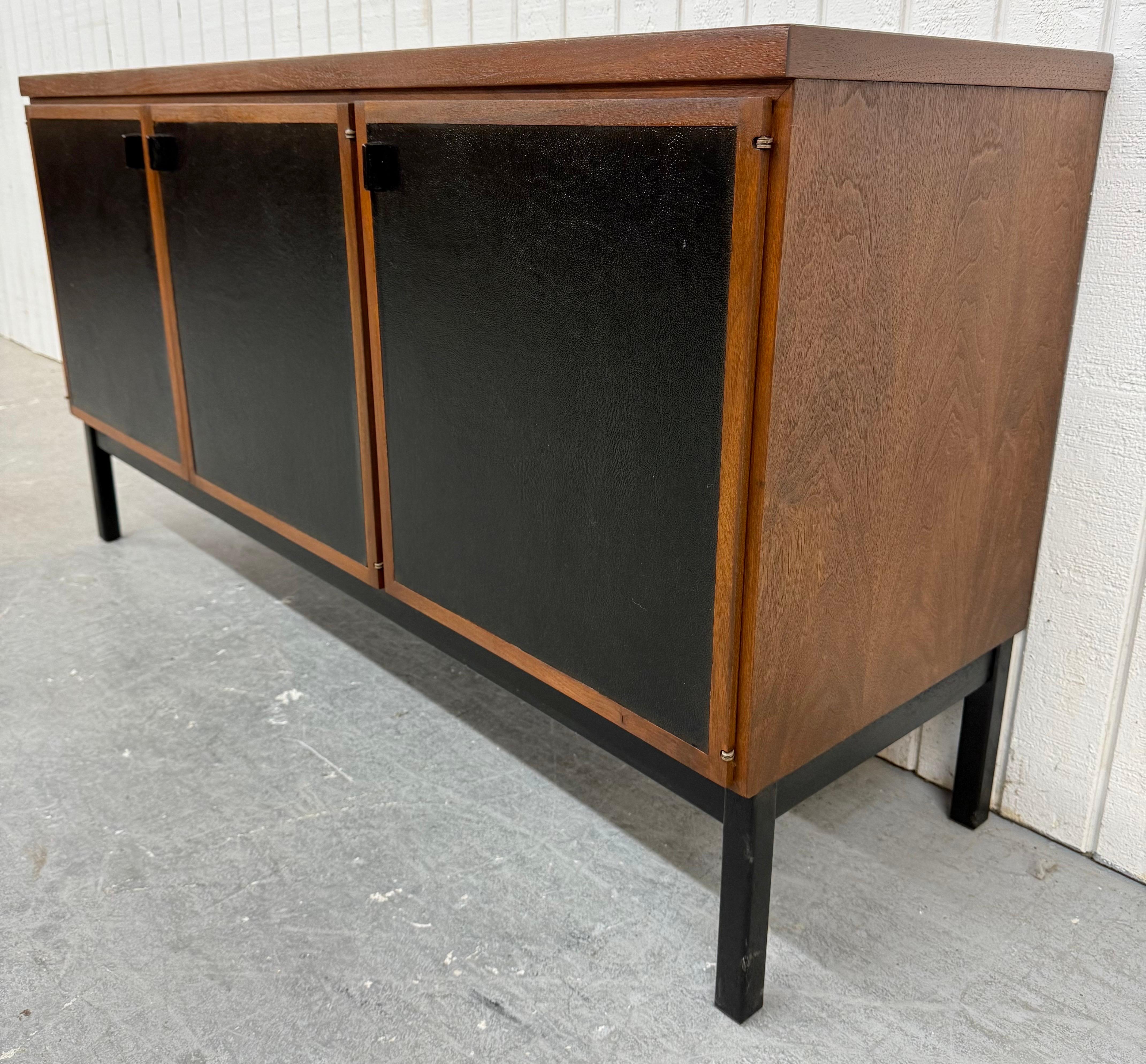 Mid-Century moderno Credenza Founders in legno di noce di metà secolo moderno in vendita