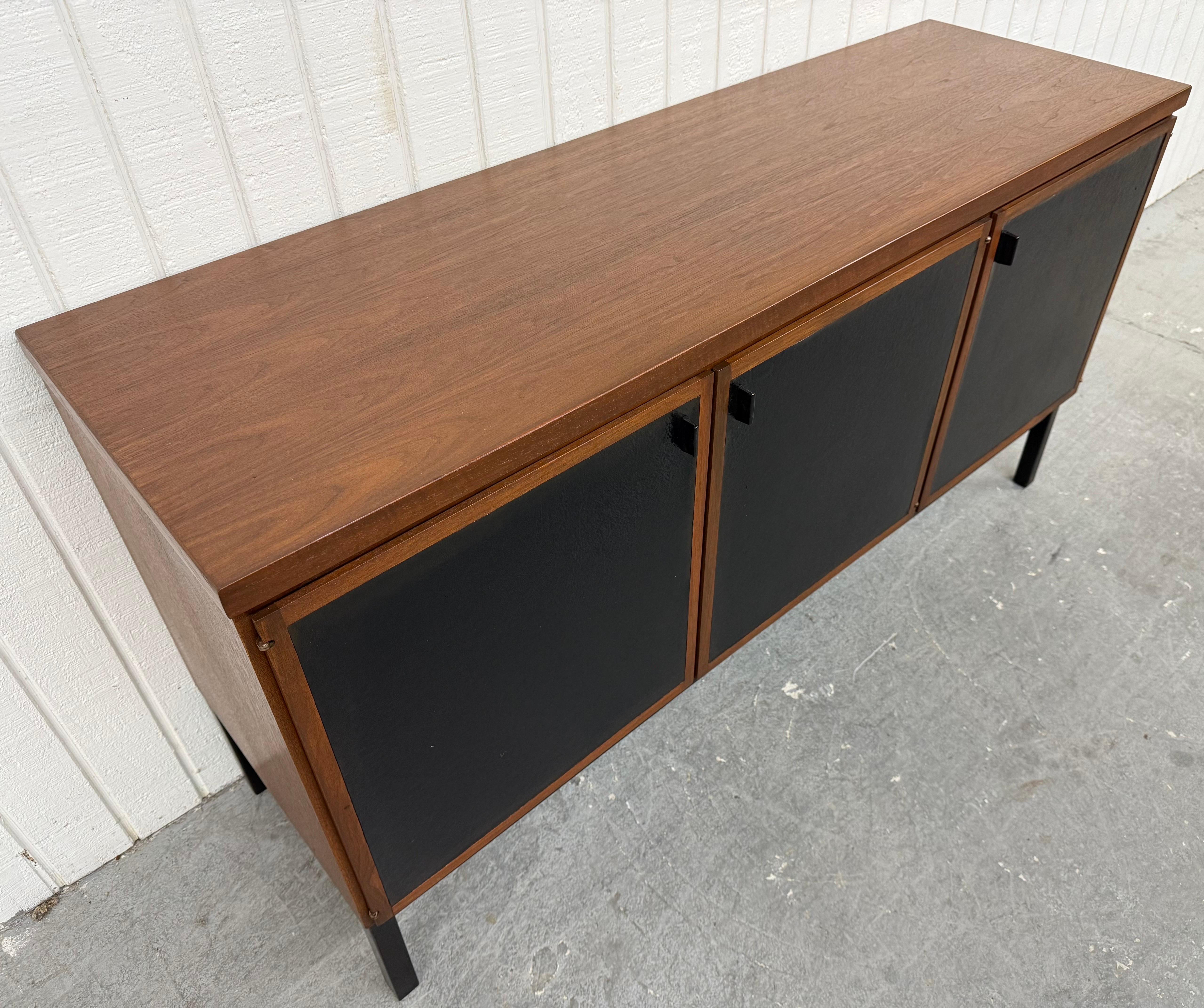 Americano Credenza Founders in legno di noce di metà secolo moderno in vendita