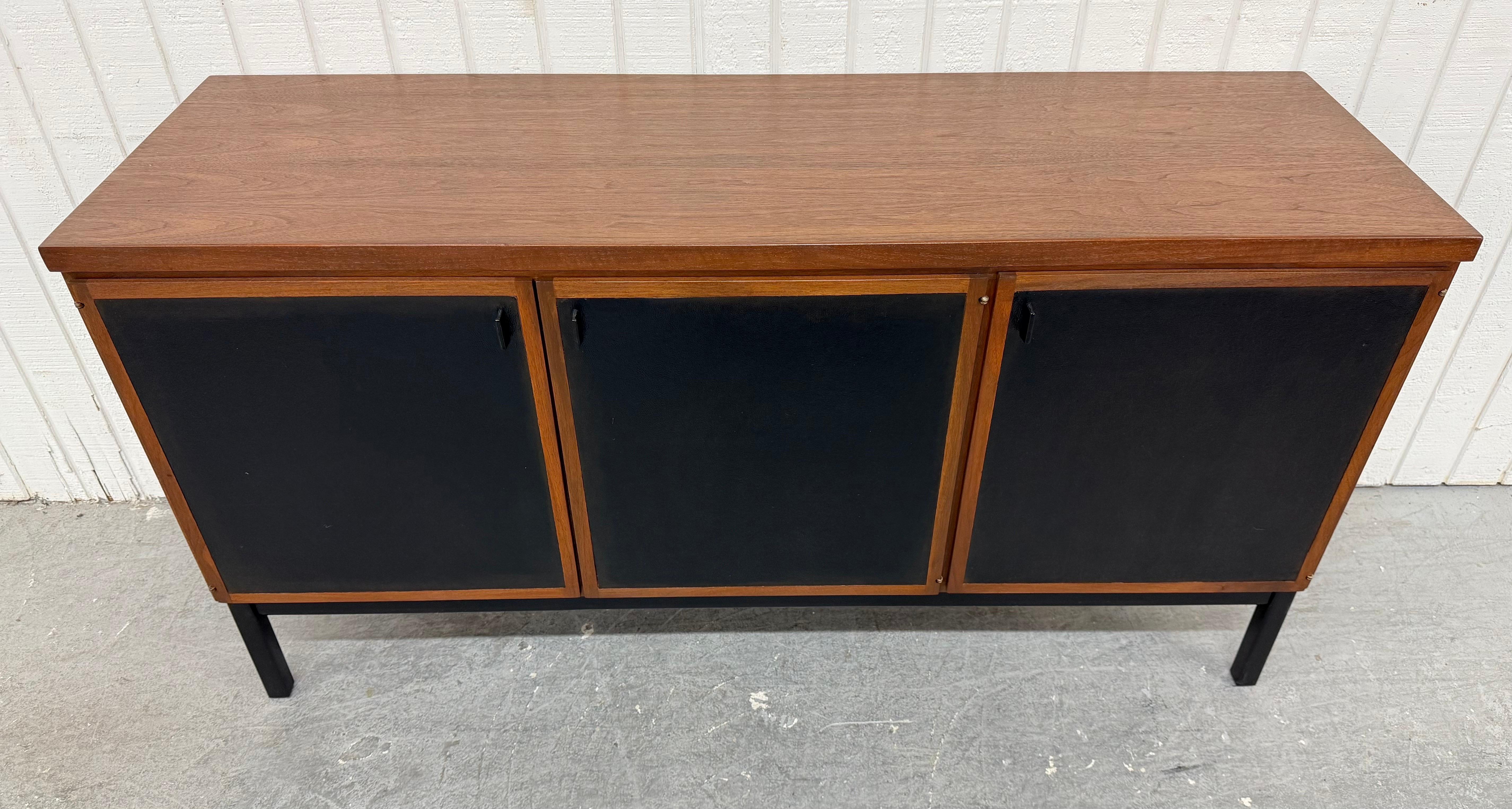 Credenza Founders in legno di noce di metà secolo moderno In condizioni buone in vendita a Clarksboro, NJ