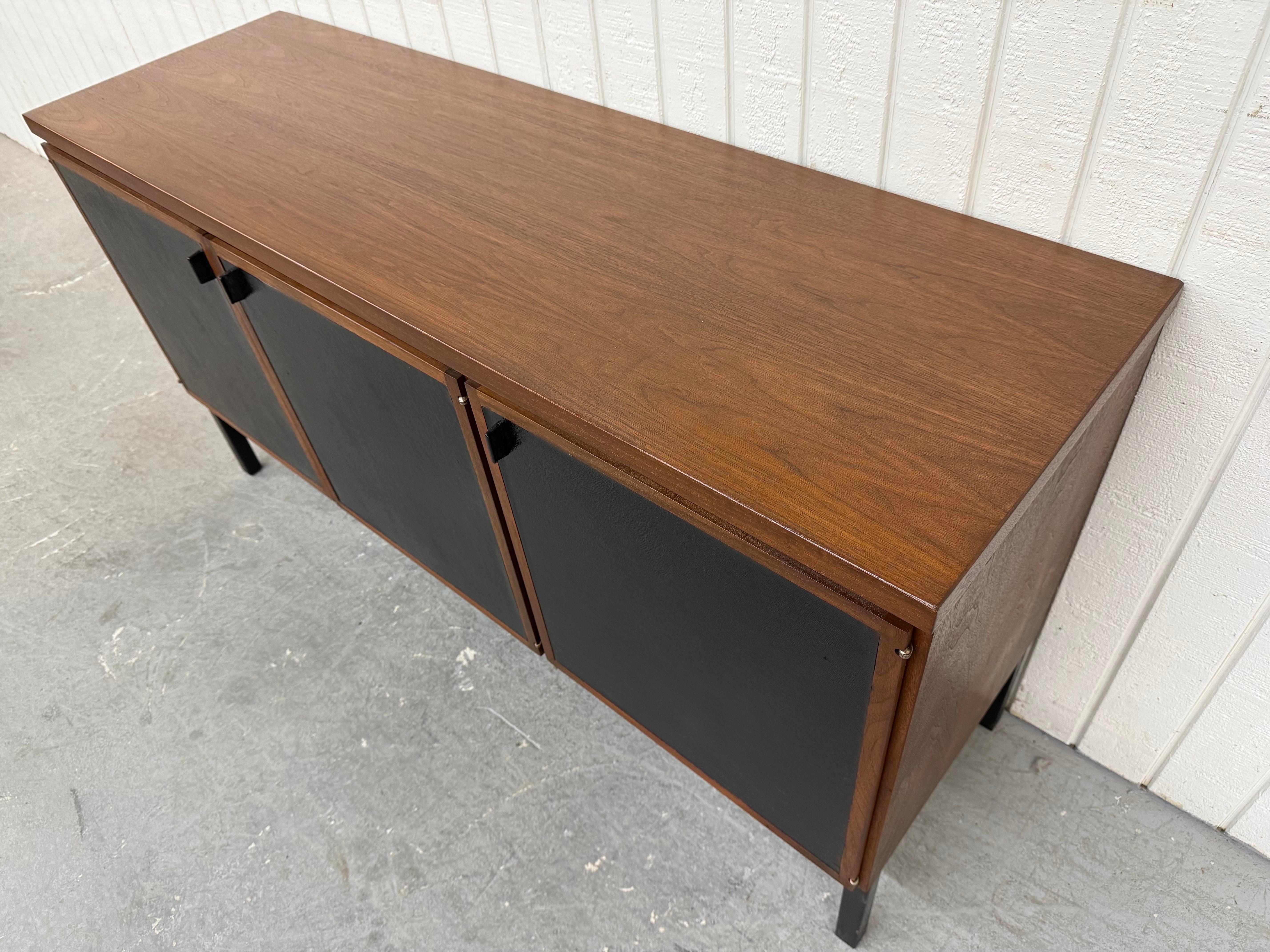 XX secolo Credenza Founders in legno di noce di metà secolo moderno in vendita