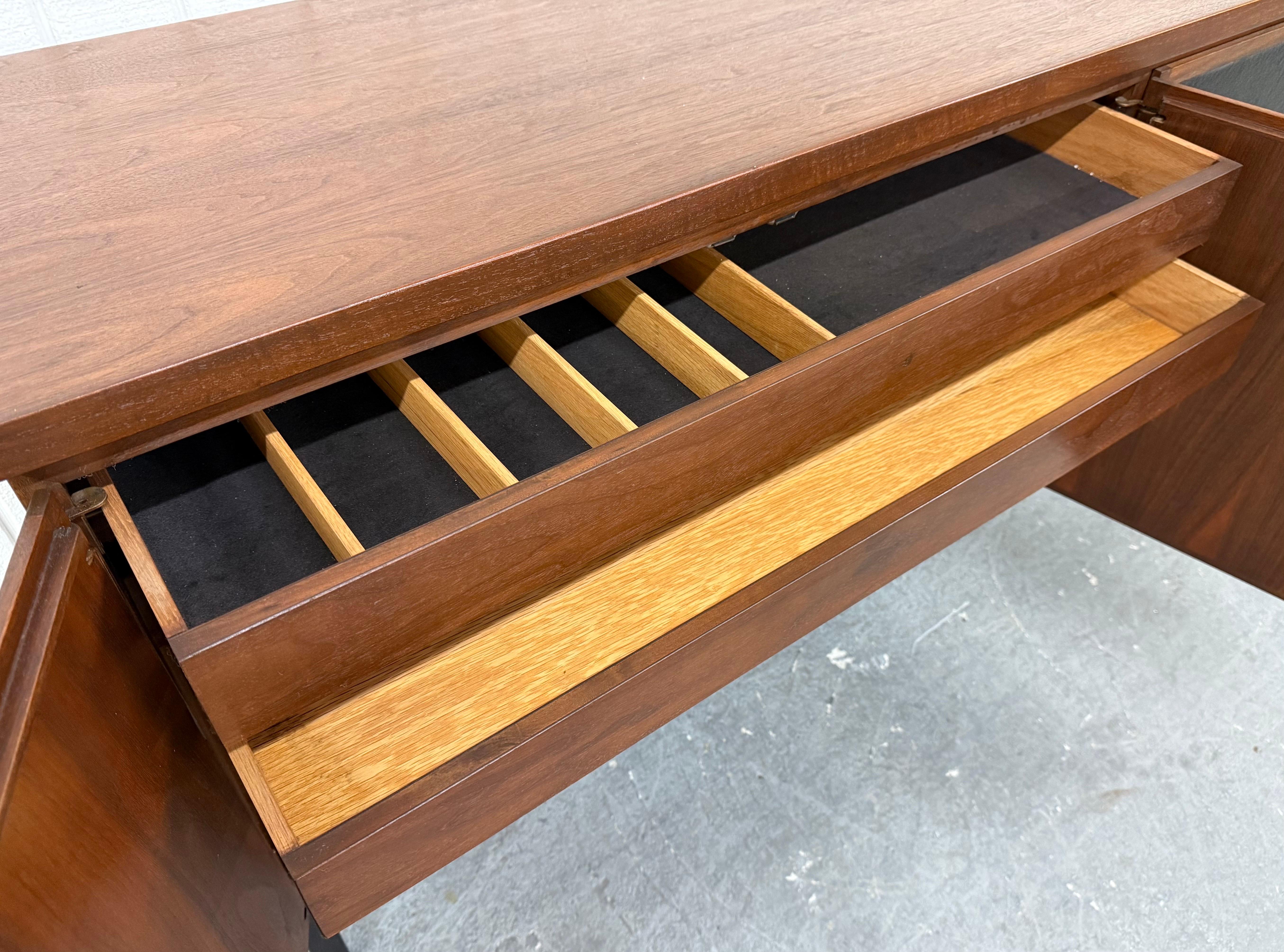 Legno Credenza Founders in legno di noce di metà secolo moderno in vendita