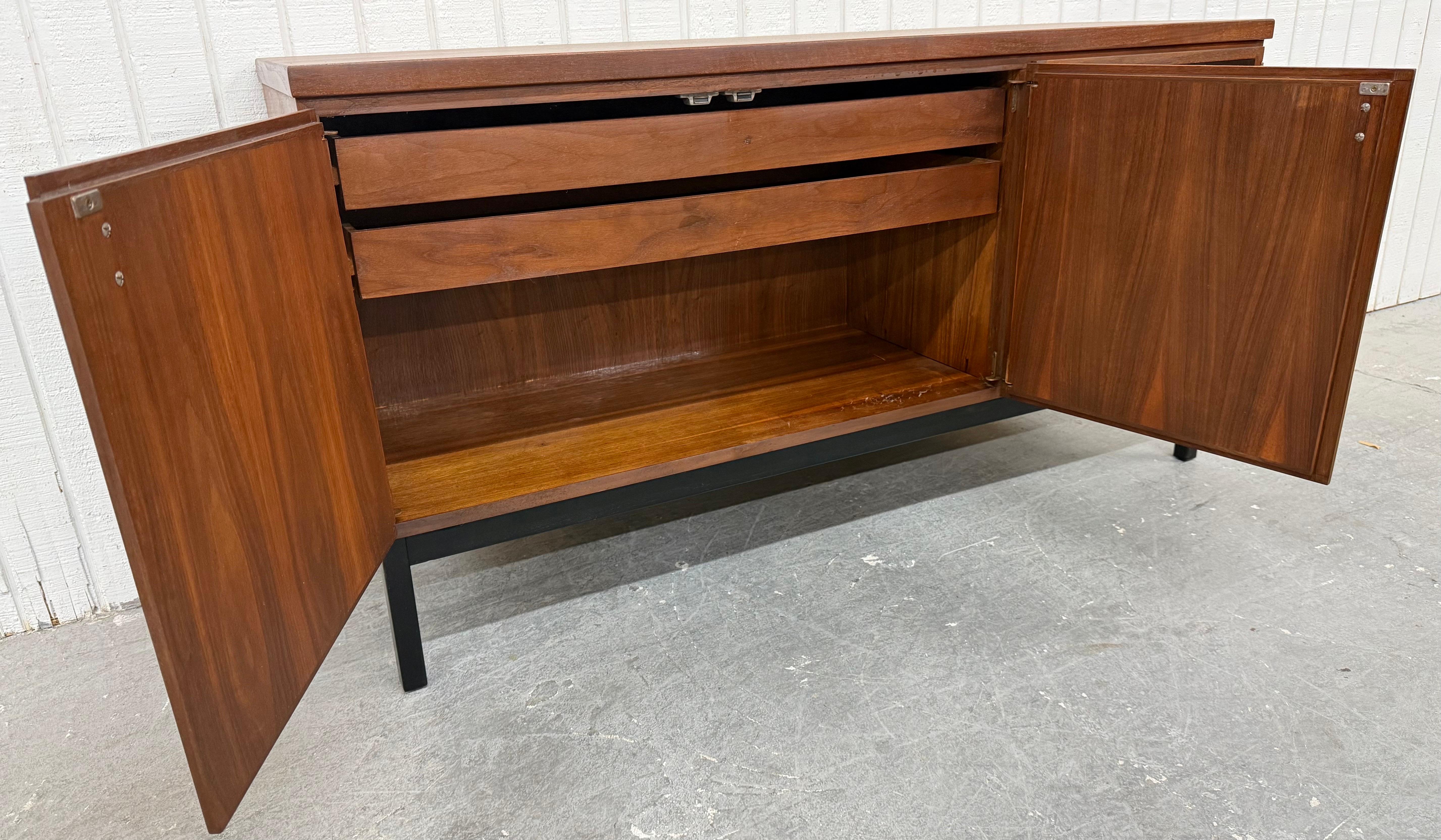Credenza Founders in legno di noce di metà secolo moderno in vendita 1