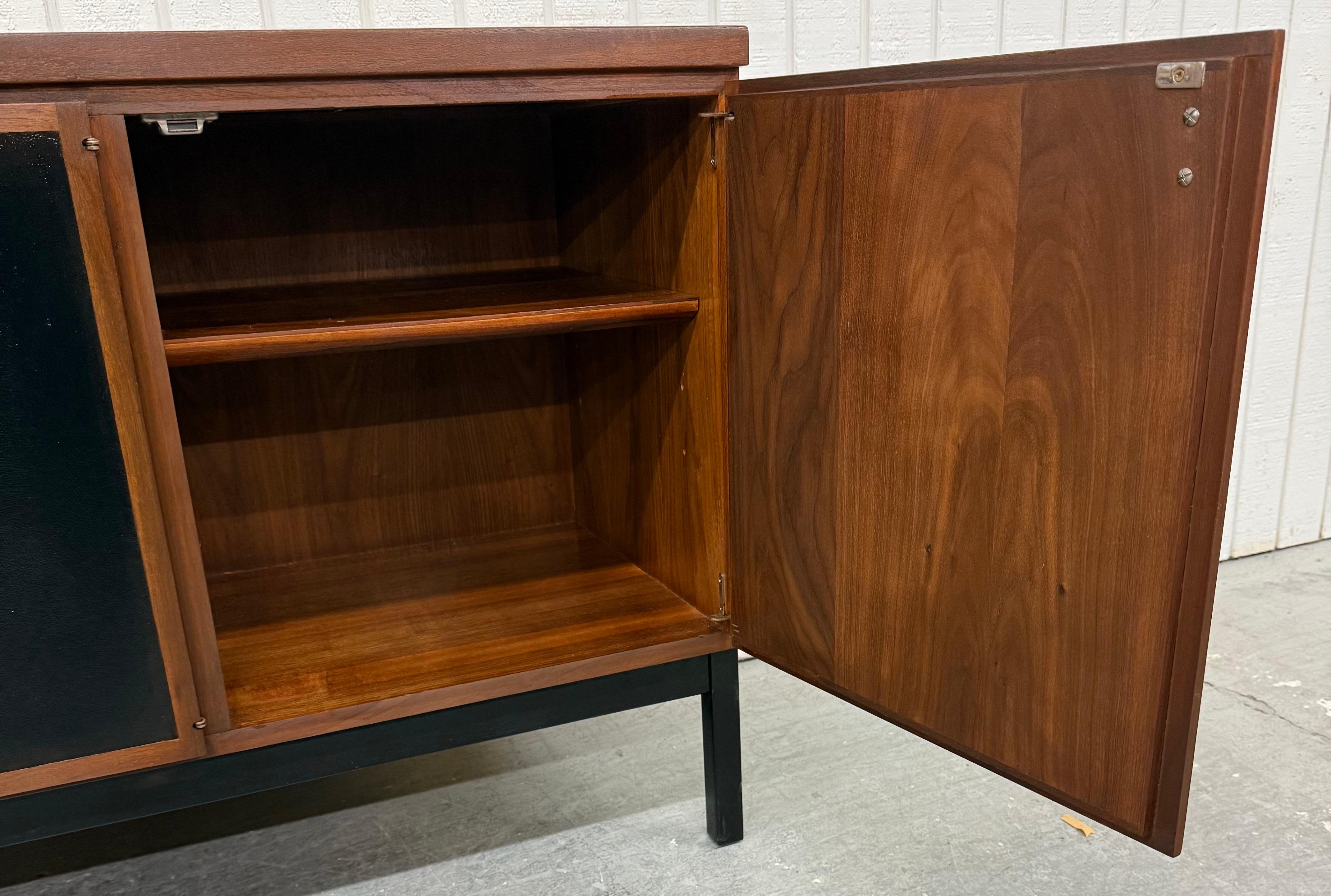 Credenza Founders in legno di noce di metà secolo moderno in vendita 2