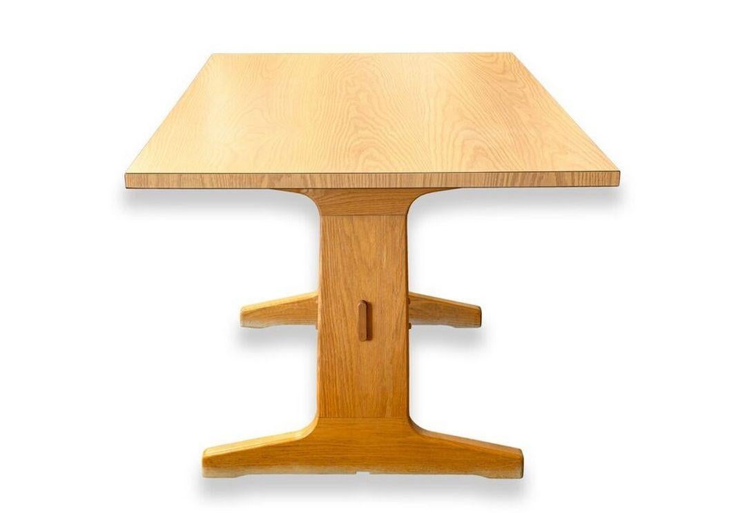 Mid-Century Modern Table de salle à manger Founders Wood de style mi-siècle moderne avec plateau en bois stratifié en vente