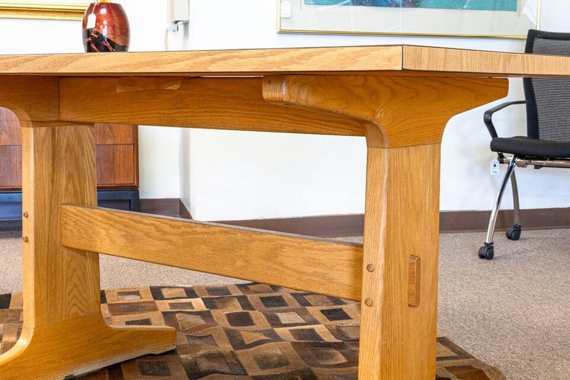 20ième siècle Table de salle à manger Founders Wood de style mi-siècle moderne avec plateau en bois stratifié en vente