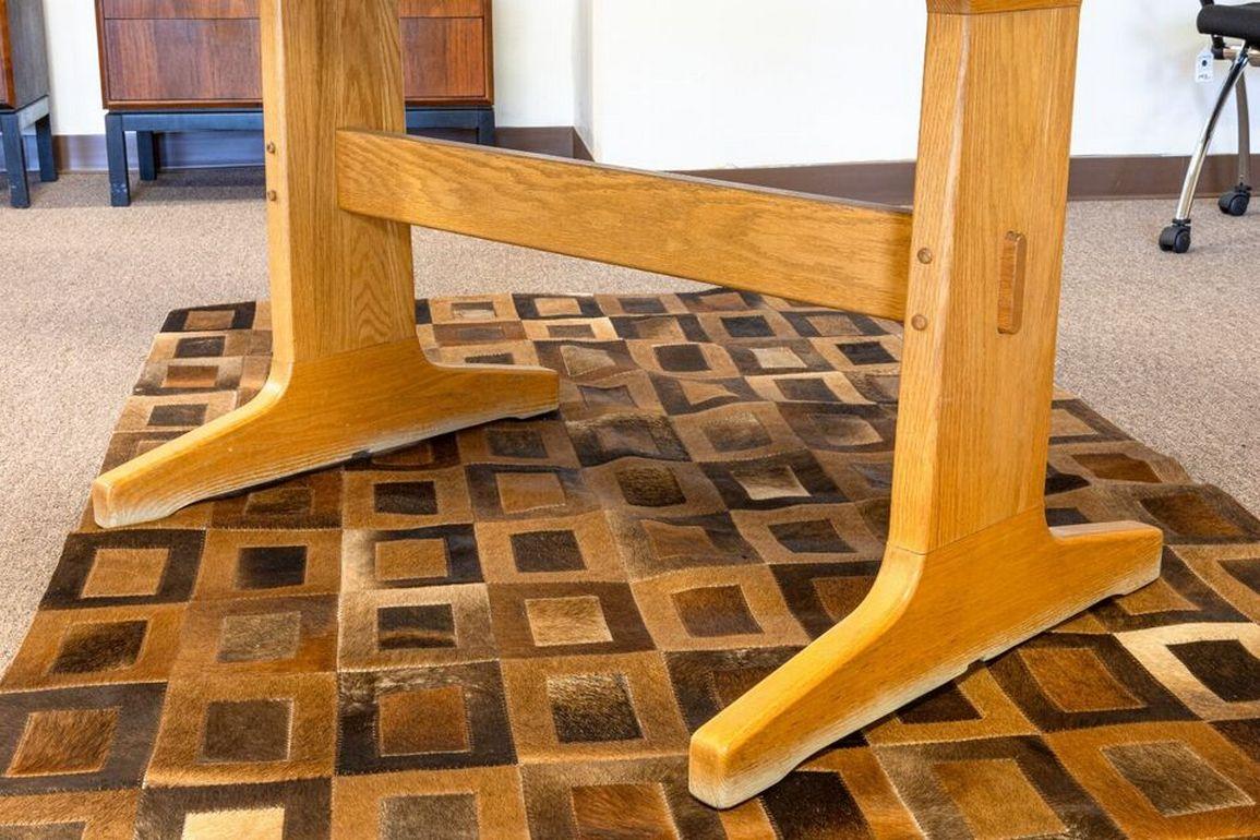 Bois Table de salle à manger Founders Wood de style mi-siècle moderne avec plateau en bois stratifié en vente