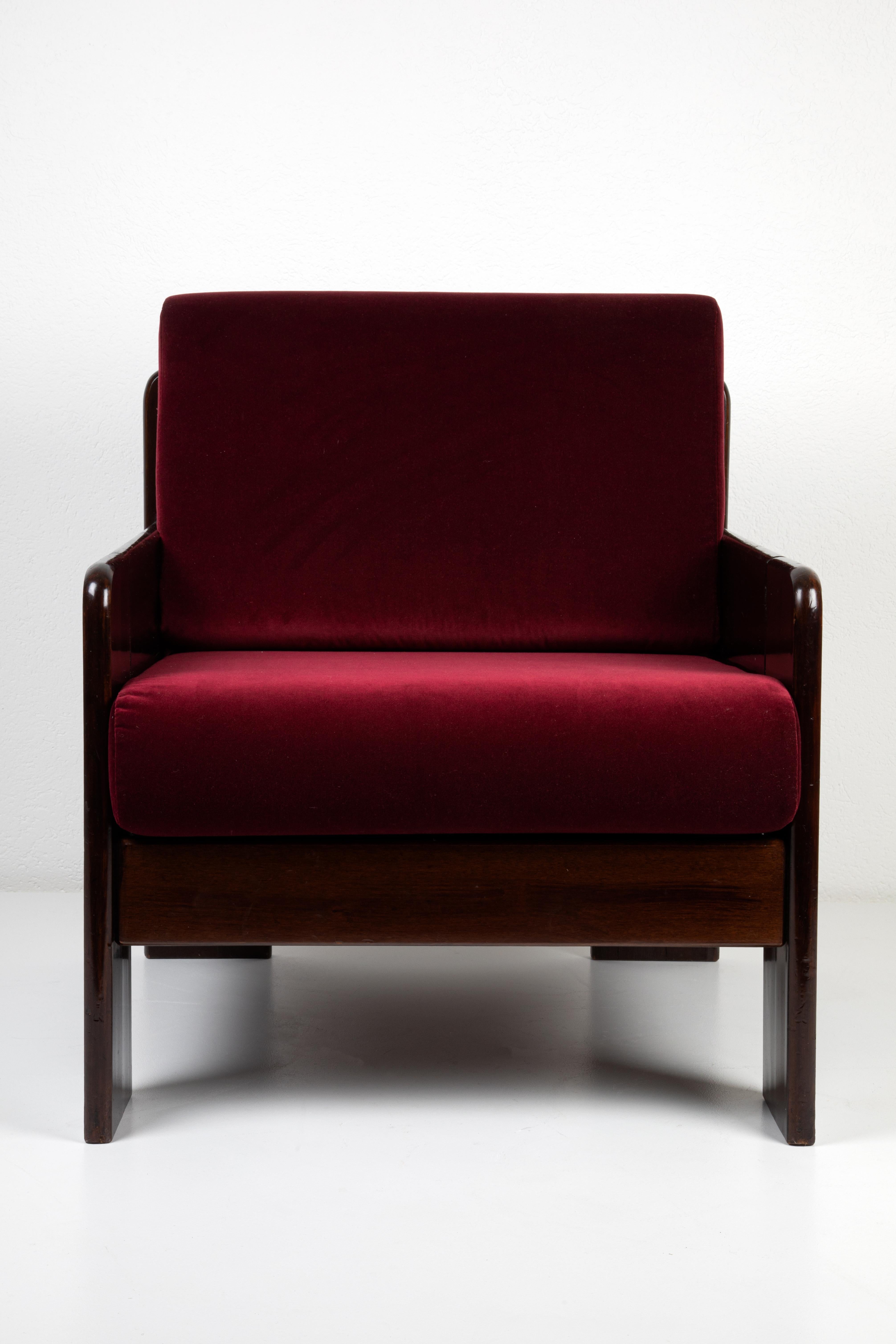 Fabriqué en Italie dans les années 1970, ce magnifique ensemble de fauteuils a probablement été inspiré par les fauteuils Bastiano d'Afra & Tobia Scarpa. Son bois laqué a été restauré mais présente encore quelques légères éraflures. Les coussins en