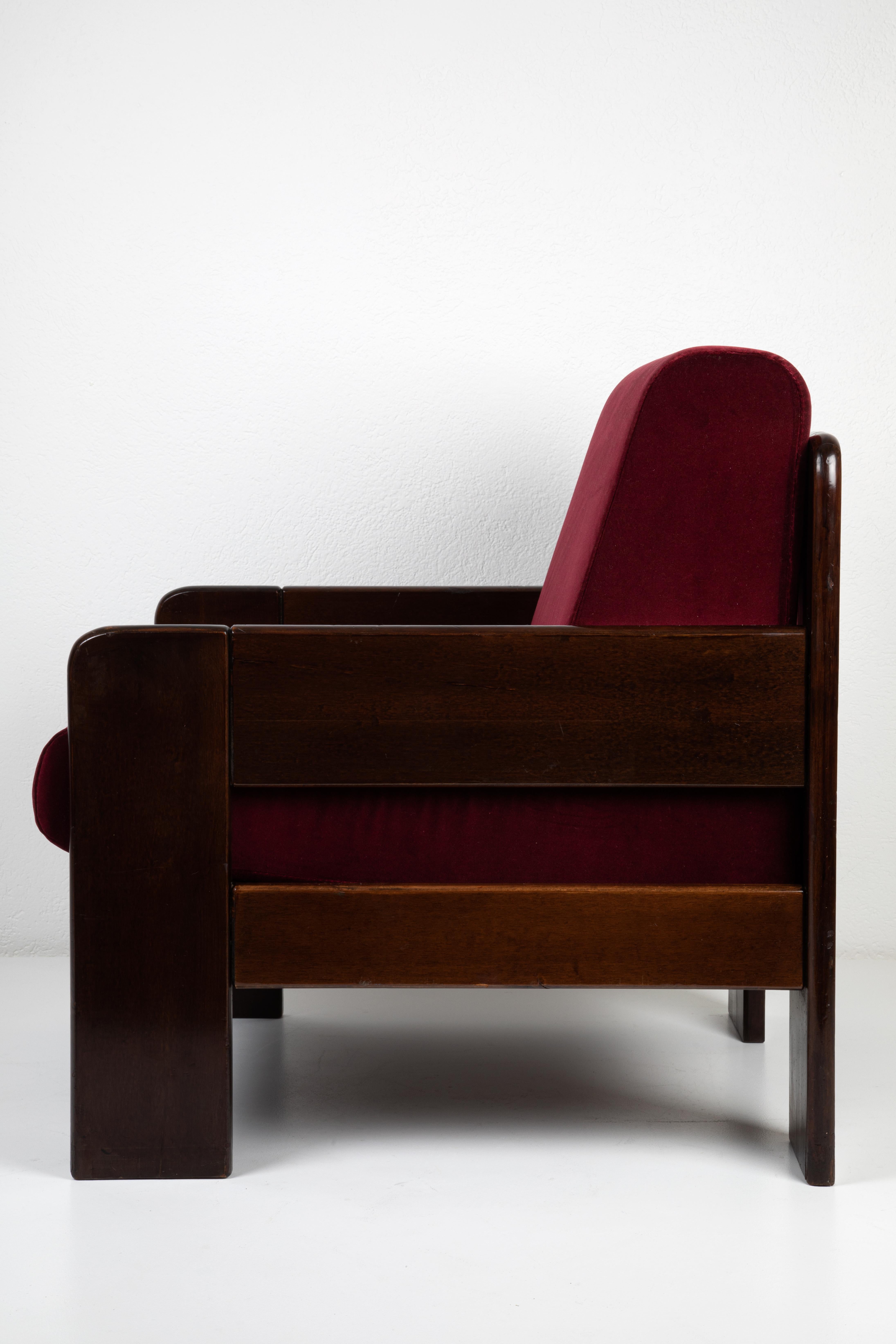 Mid-Century Modern Quatre fauteuils modernes du milieu du siècle en bois et tissu de velours rouge foncé en vente