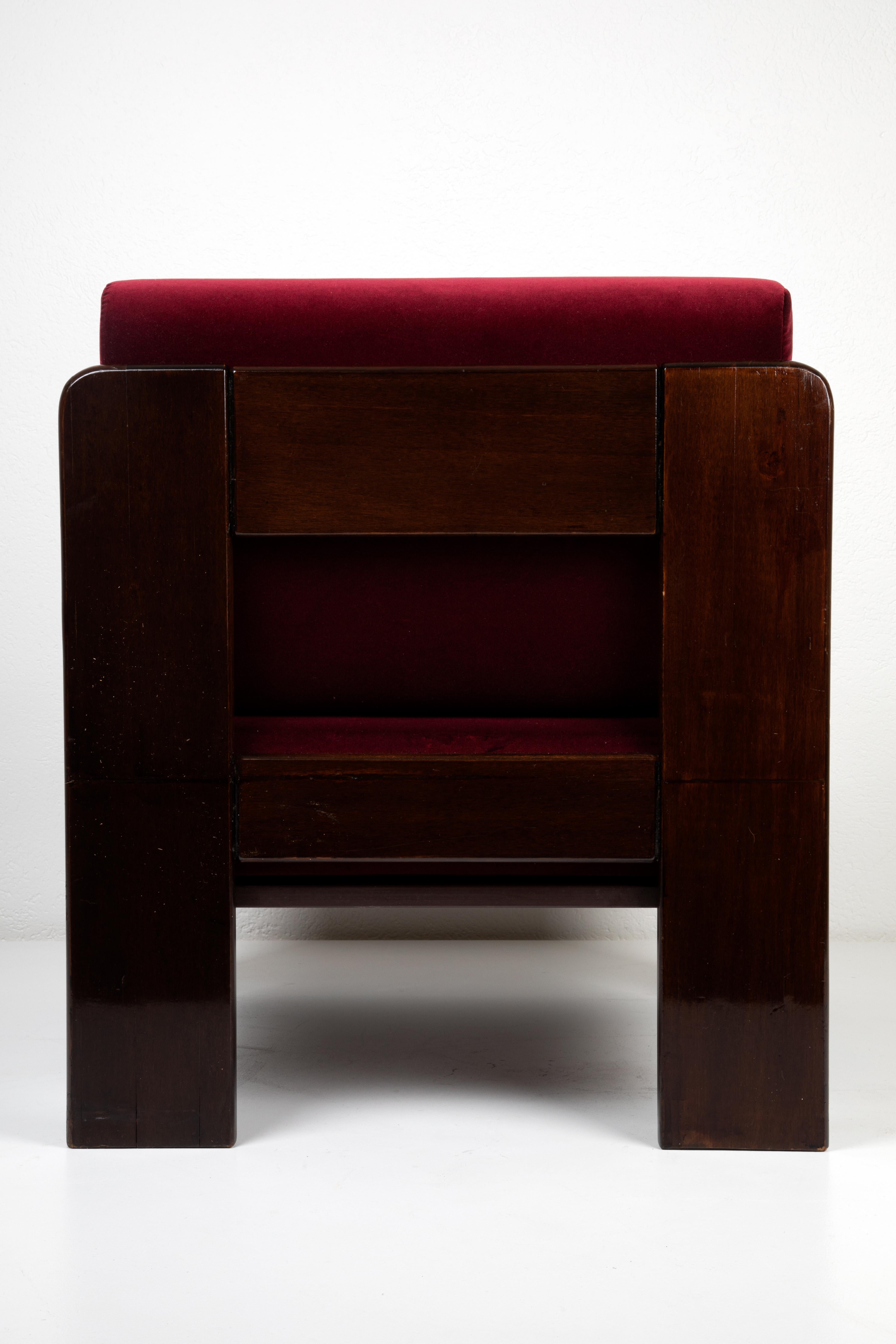 italien Quatre fauteuils modernes du milieu du siècle en bois et tissu de velours rouge foncé en vente