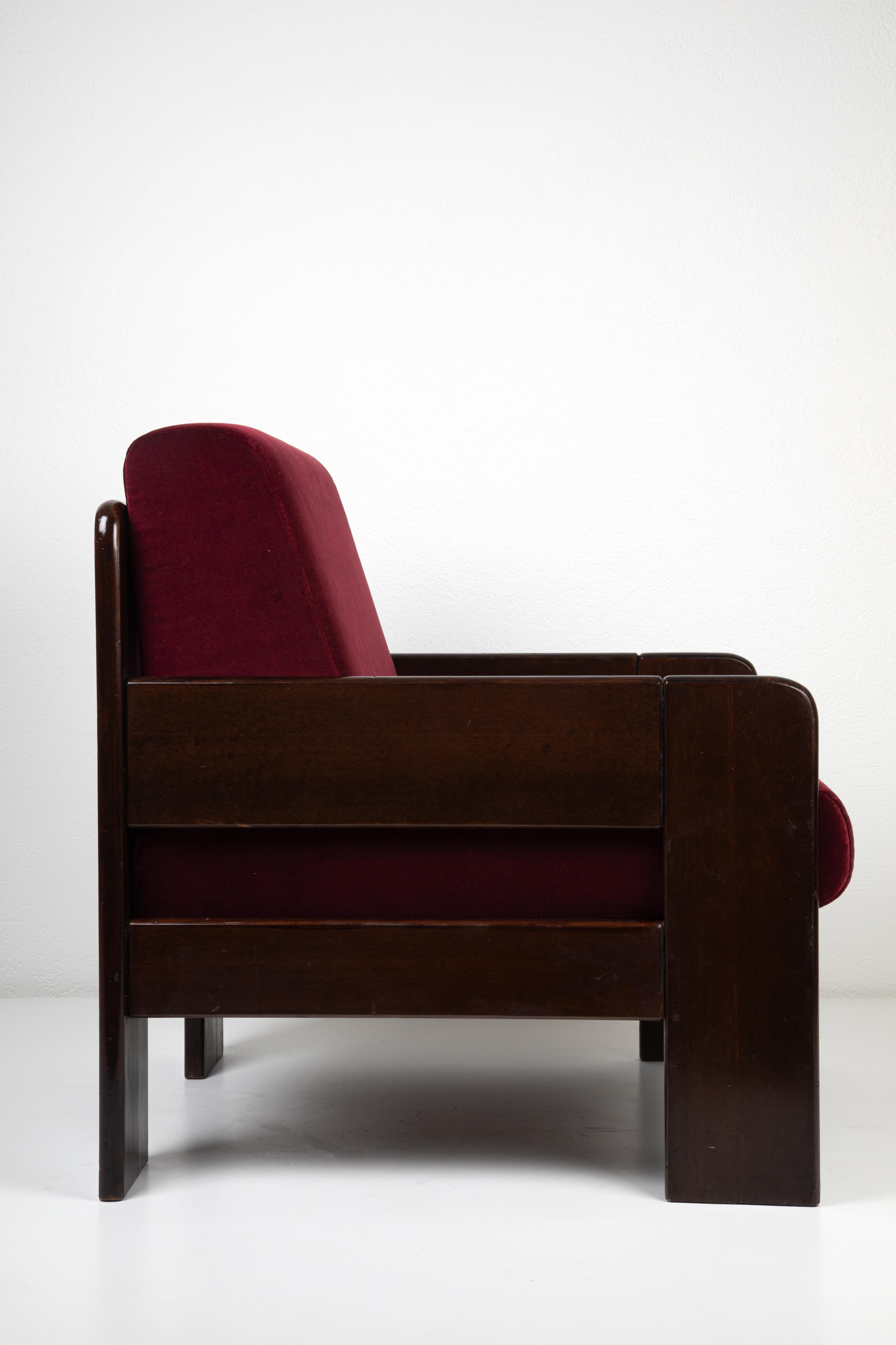 Quatre fauteuils modernes du milieu du siècle en bois et tissu de velours rouge foncé Bon état - En vente à Collonge-Bellerive, GE