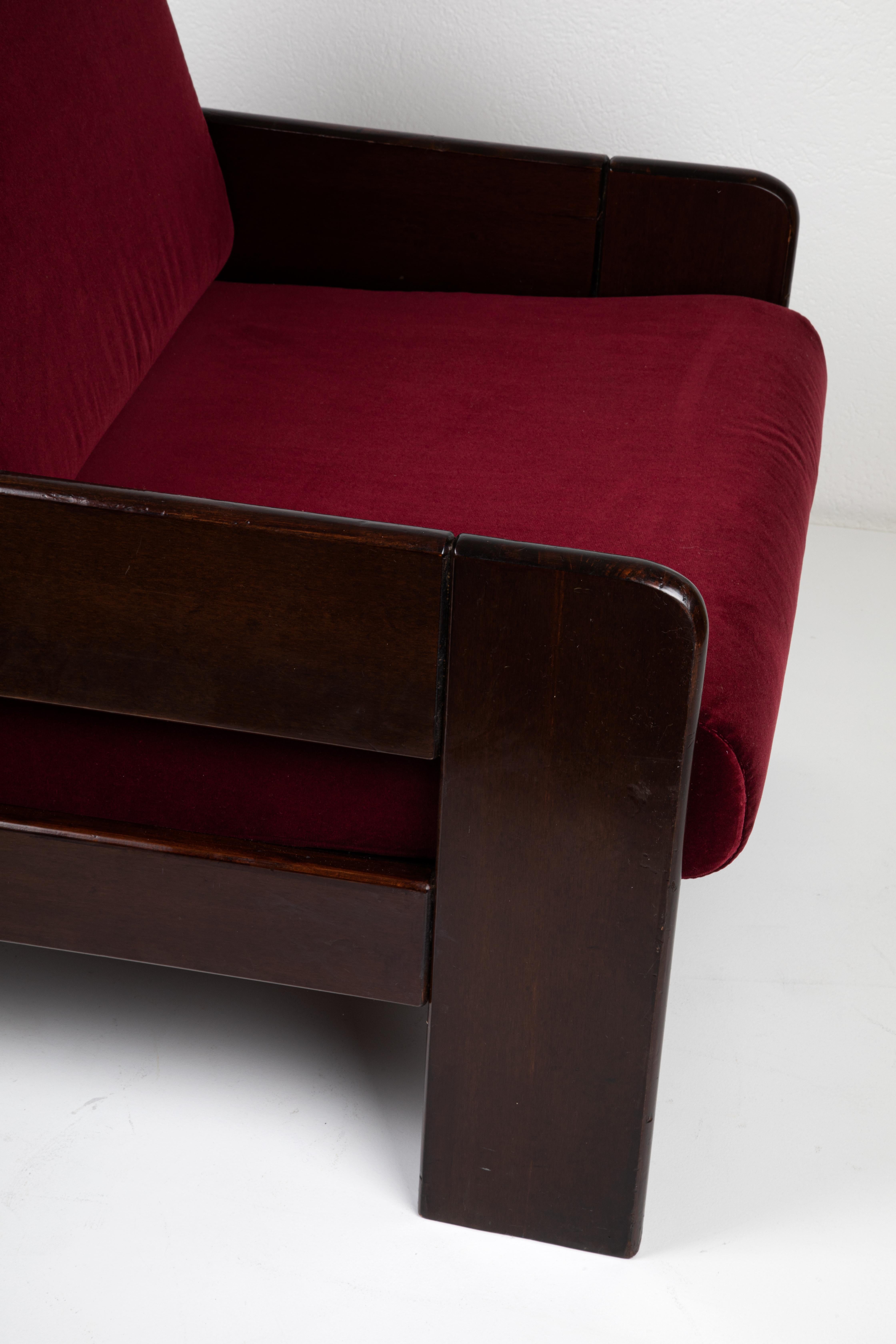 20ième siècle Quatre fauteuils modernes du milieu du siècle en bois et tissu de velours rouge foncé en vente