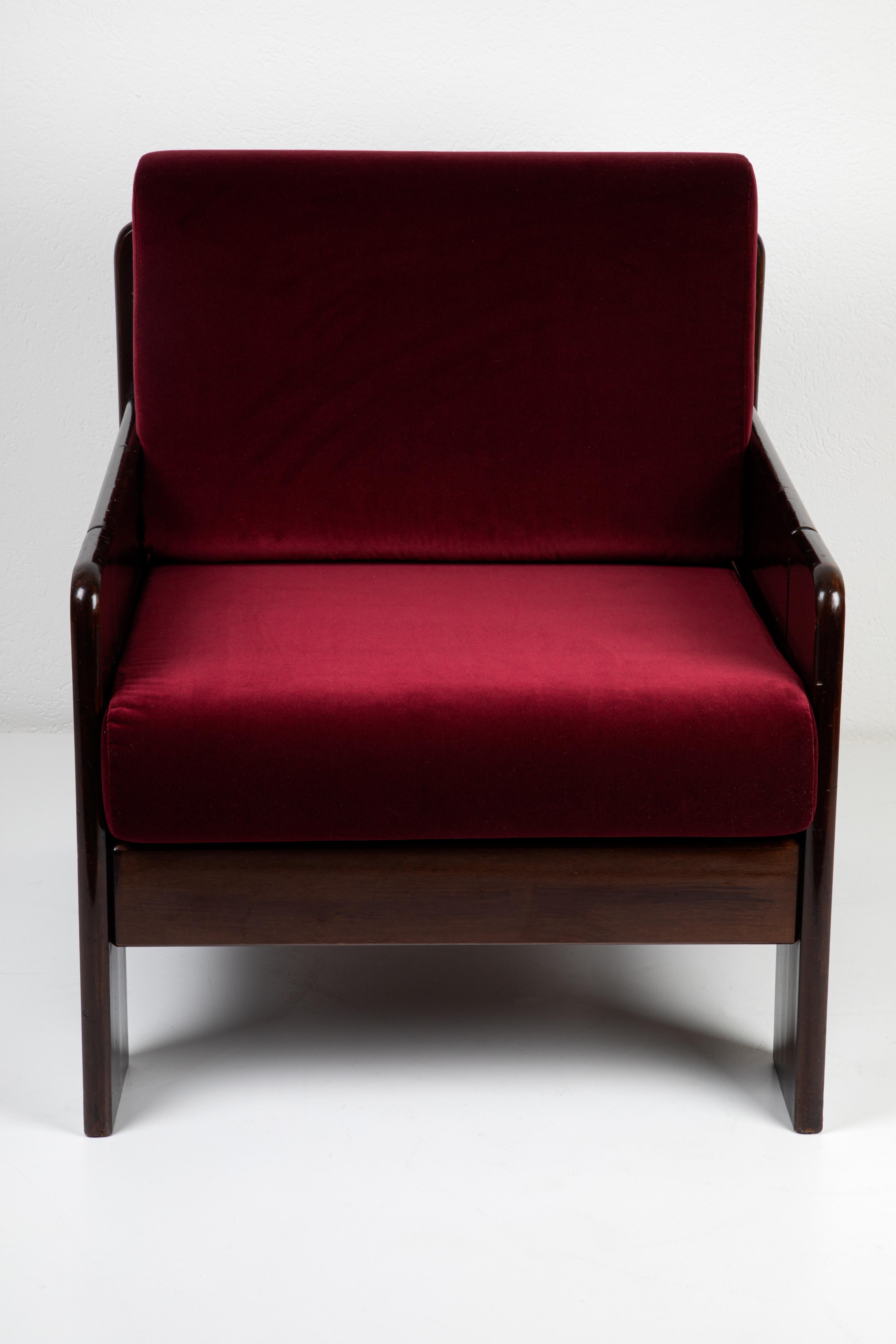 Tissu Quatre fauteuils modernes du milieu du siècle en bois et tissu de velours rouge foncé en vente