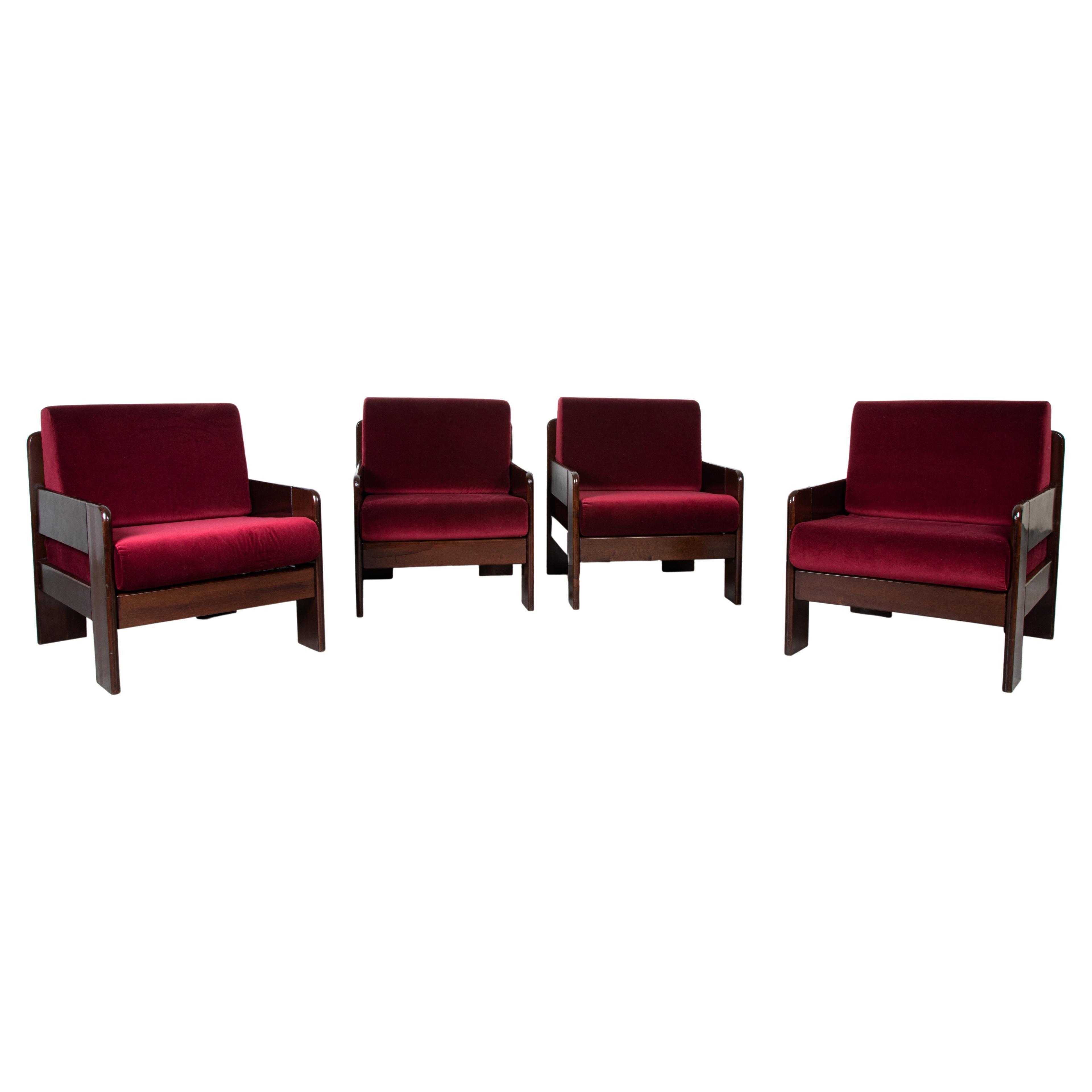 Quatre fauteuils modernes du milieu du siècle en bois et tissu de velours rouge foncé en vente
