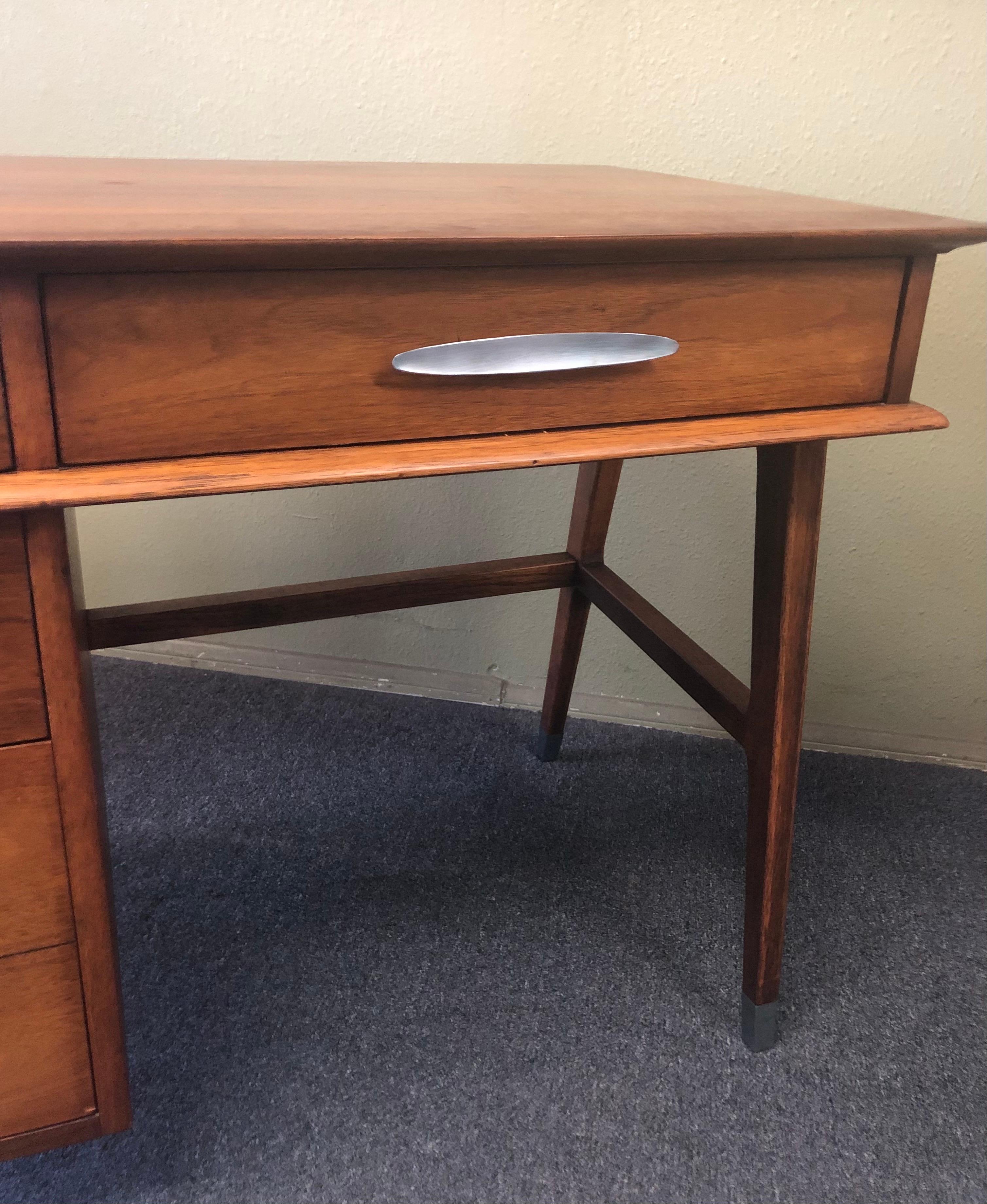 Mid-Century Modern Schreibtisch mit vier Schubladen aus Nussbaumholz von Sligh Lowry im Angebot 4