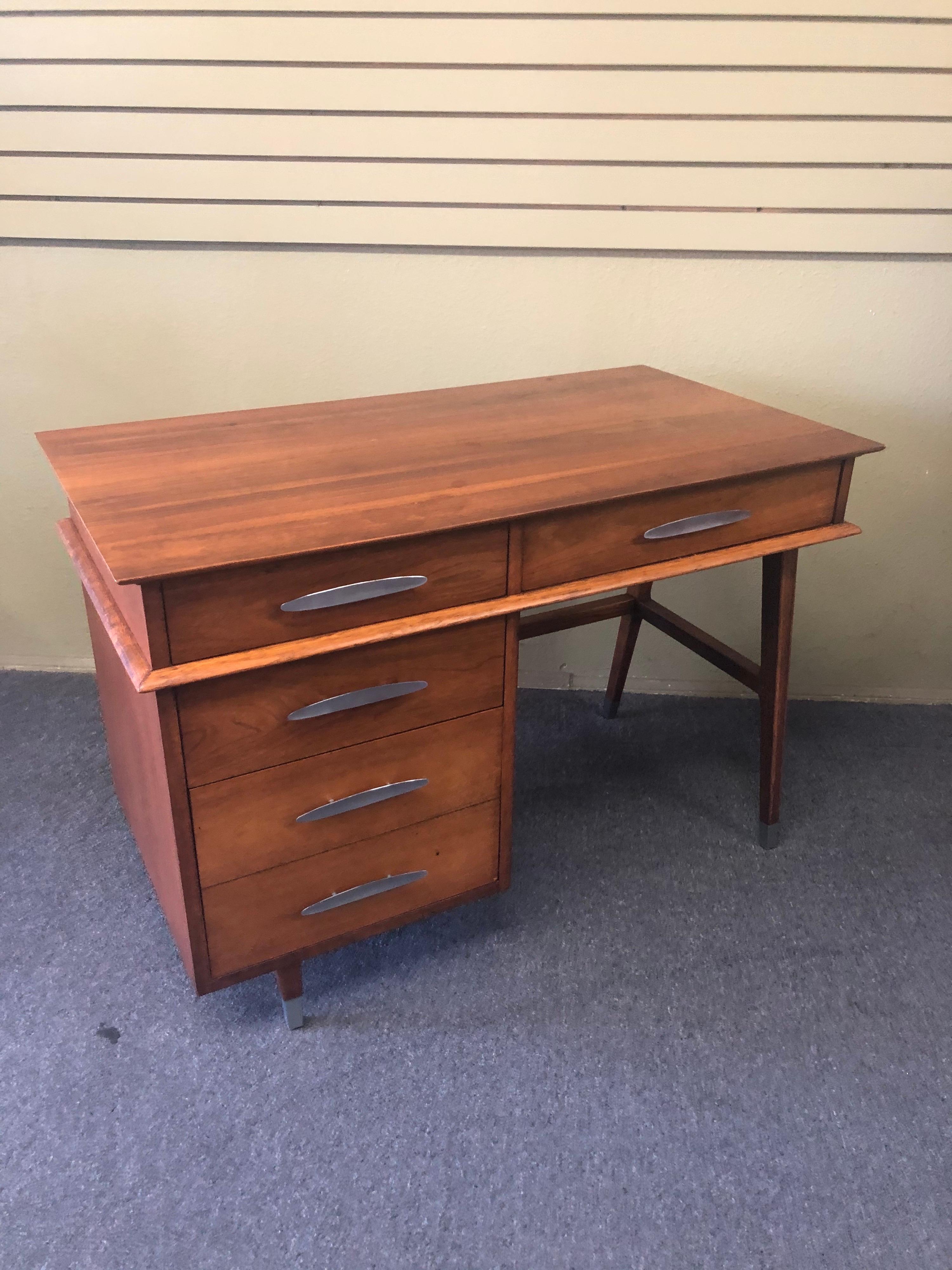 Mid-Century Modern Four-Drawer Walnut Writing Desk by Sligh Lowry For Sale 8