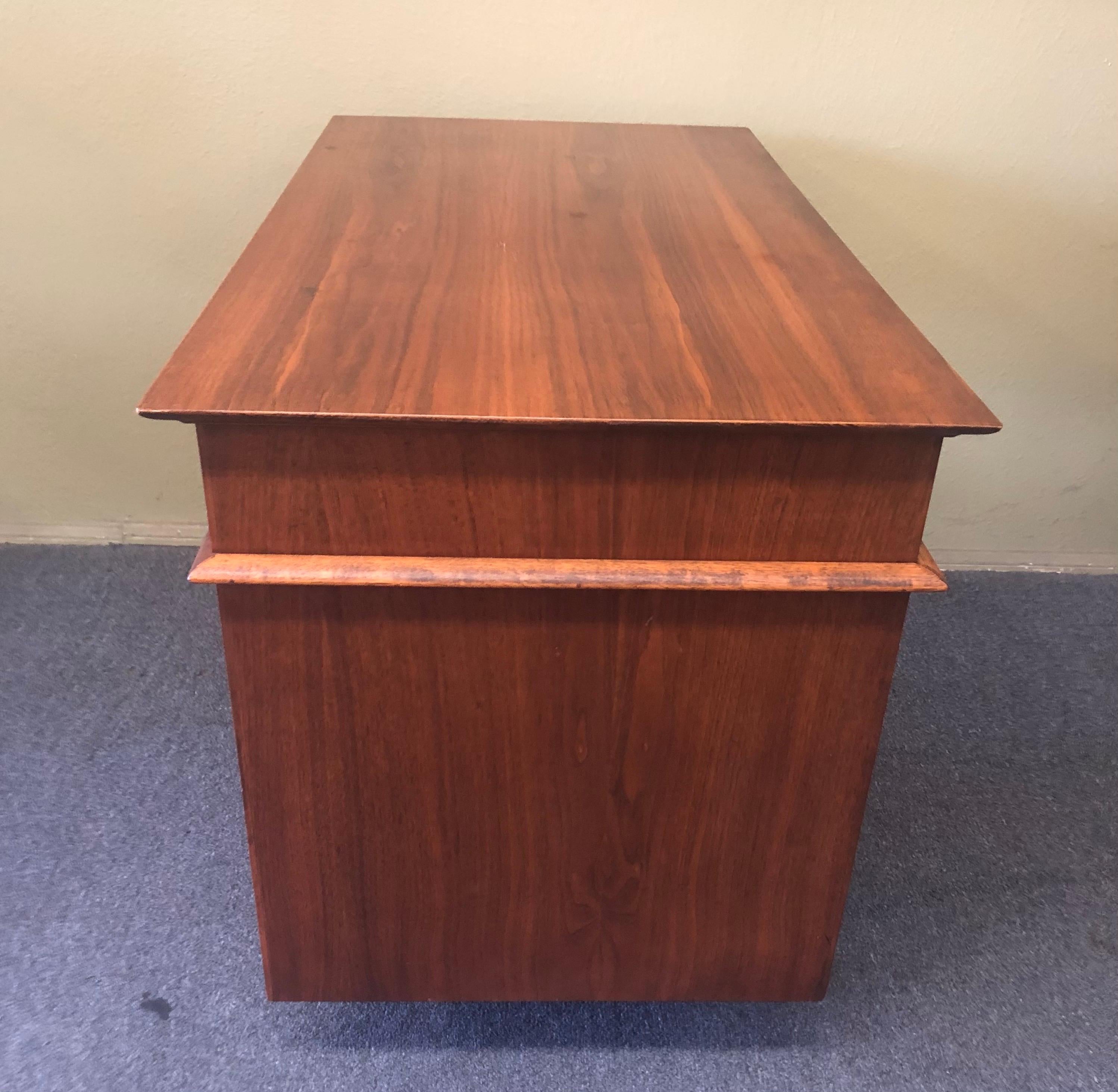 Mid-Century Modern Four-Drawer Walnut Writing Desk by Sligh Lowry In Good Condition For Sale In San Diego, CA