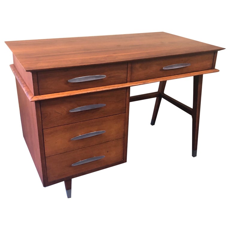Mid Century Modern Four Drawer Walnut Writing Desk By Sligh Lowry For Sale At 1stdibs