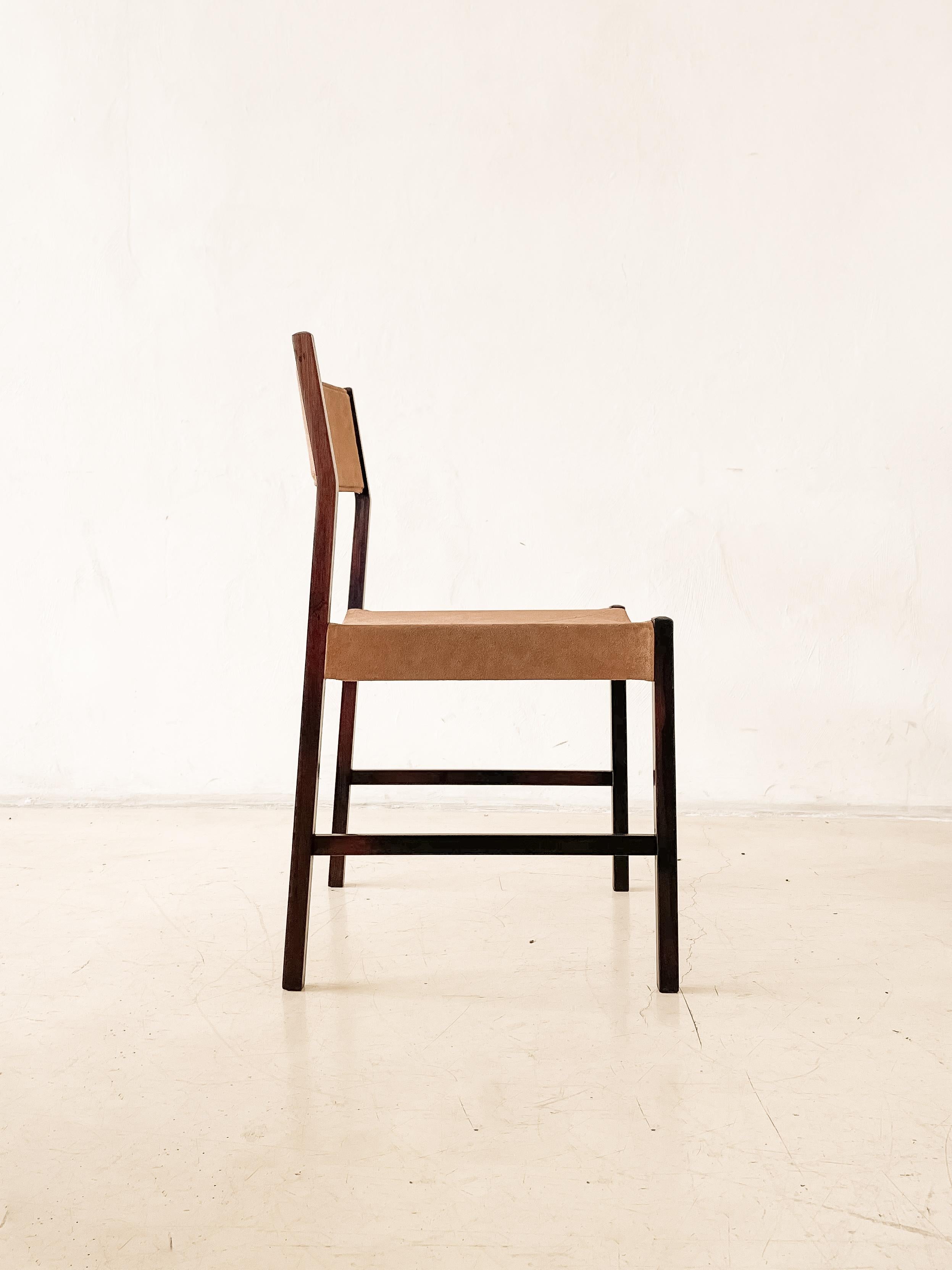 Die kultigen Itamaraty-Esszimmerstühle wurden 1959 von Jorge Zalszupin entworfen und von seinem Unternehmen L'Atelier hergestellt. Die Möbel bestehen aus einem sehr leichten, massiven Palisanderholzgestell mit gepolsterten Sitzen und Rückenlehnen,