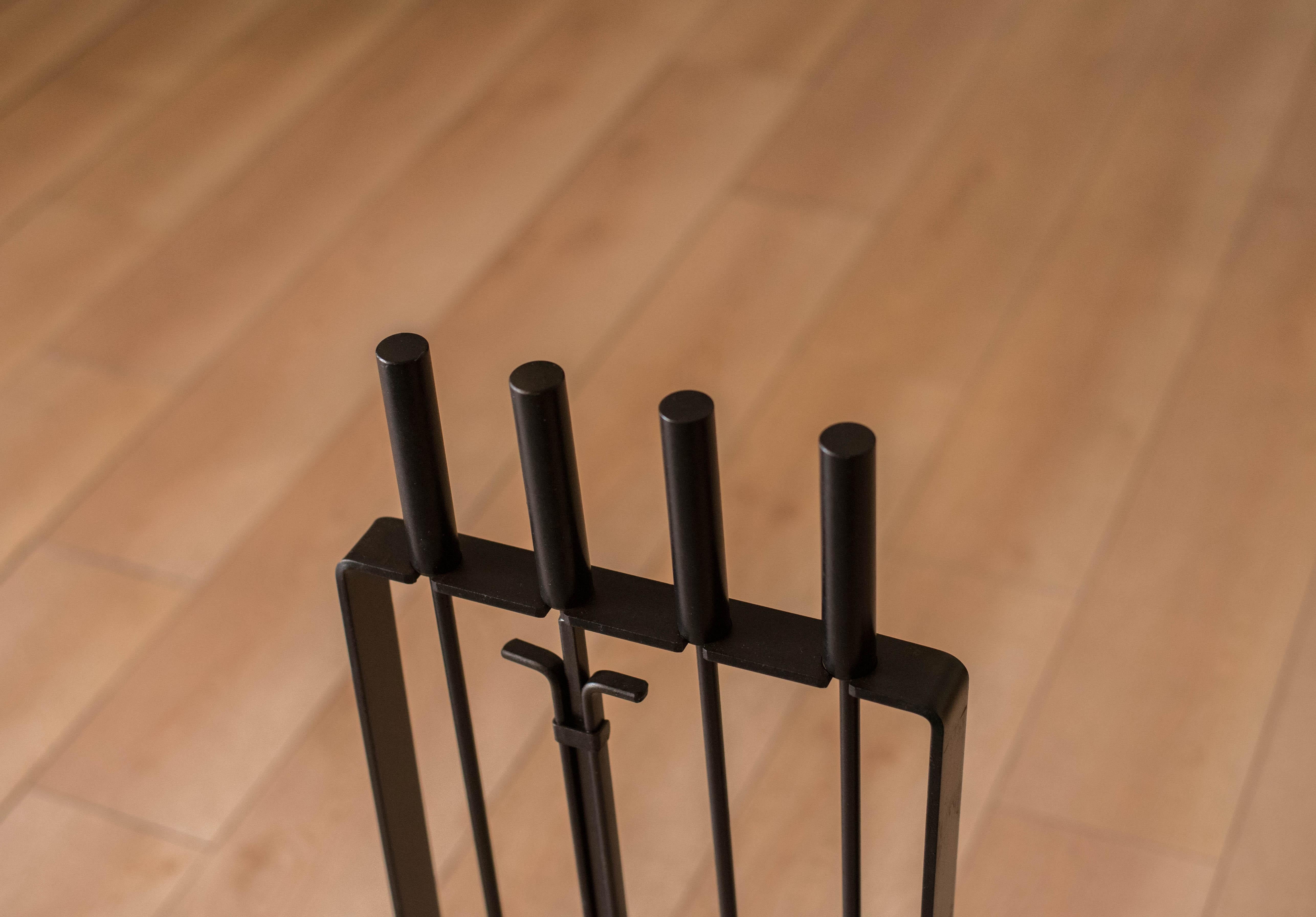 North American Mid Century Modern Four-Piece Fireplace Tool Set with Stand by Pilgrim For Sale