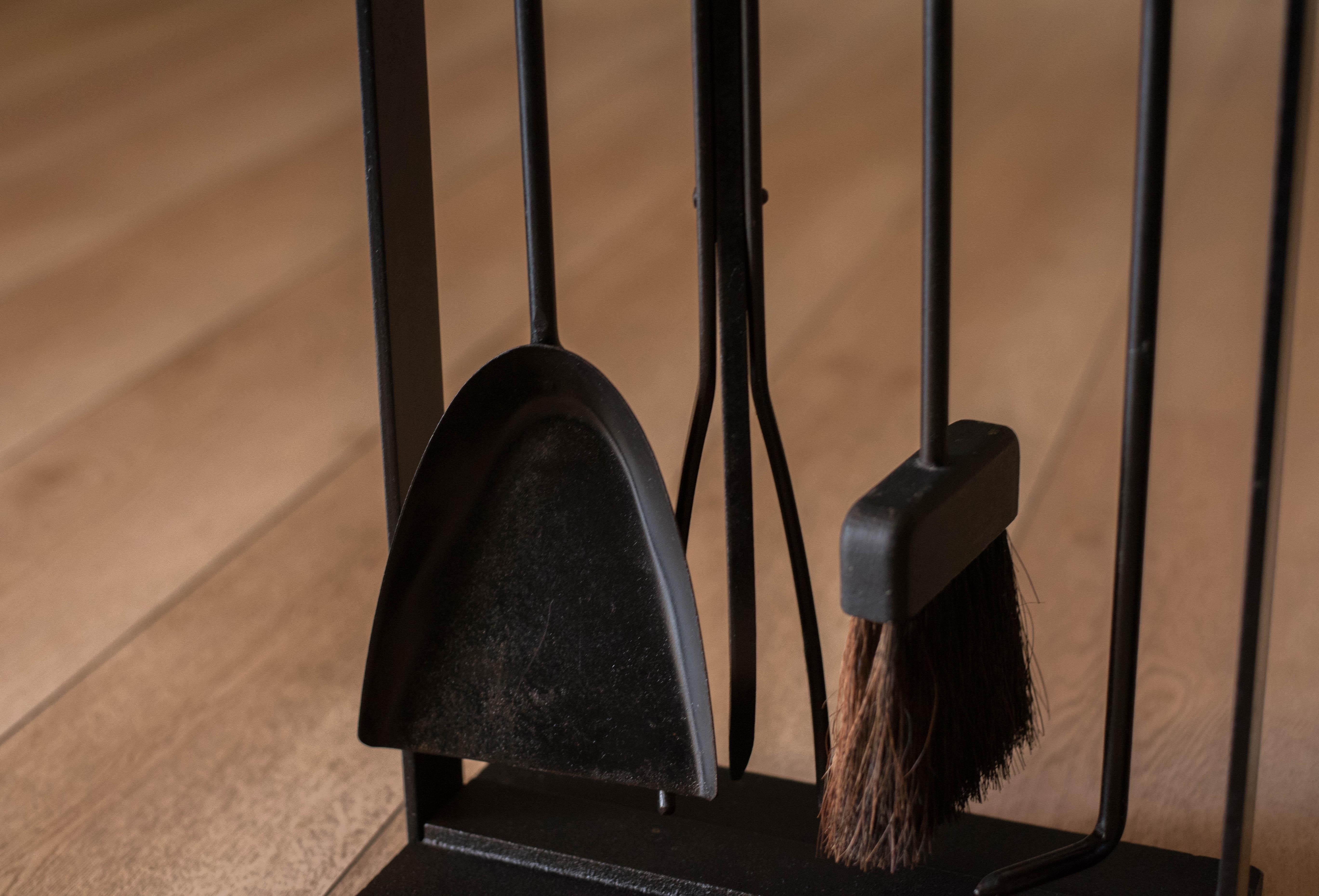 Mid Century Modern Four-Piece Fireplace Tool Set with Stand by Pilgrim In Good Condition For Sale In San Jose, CA