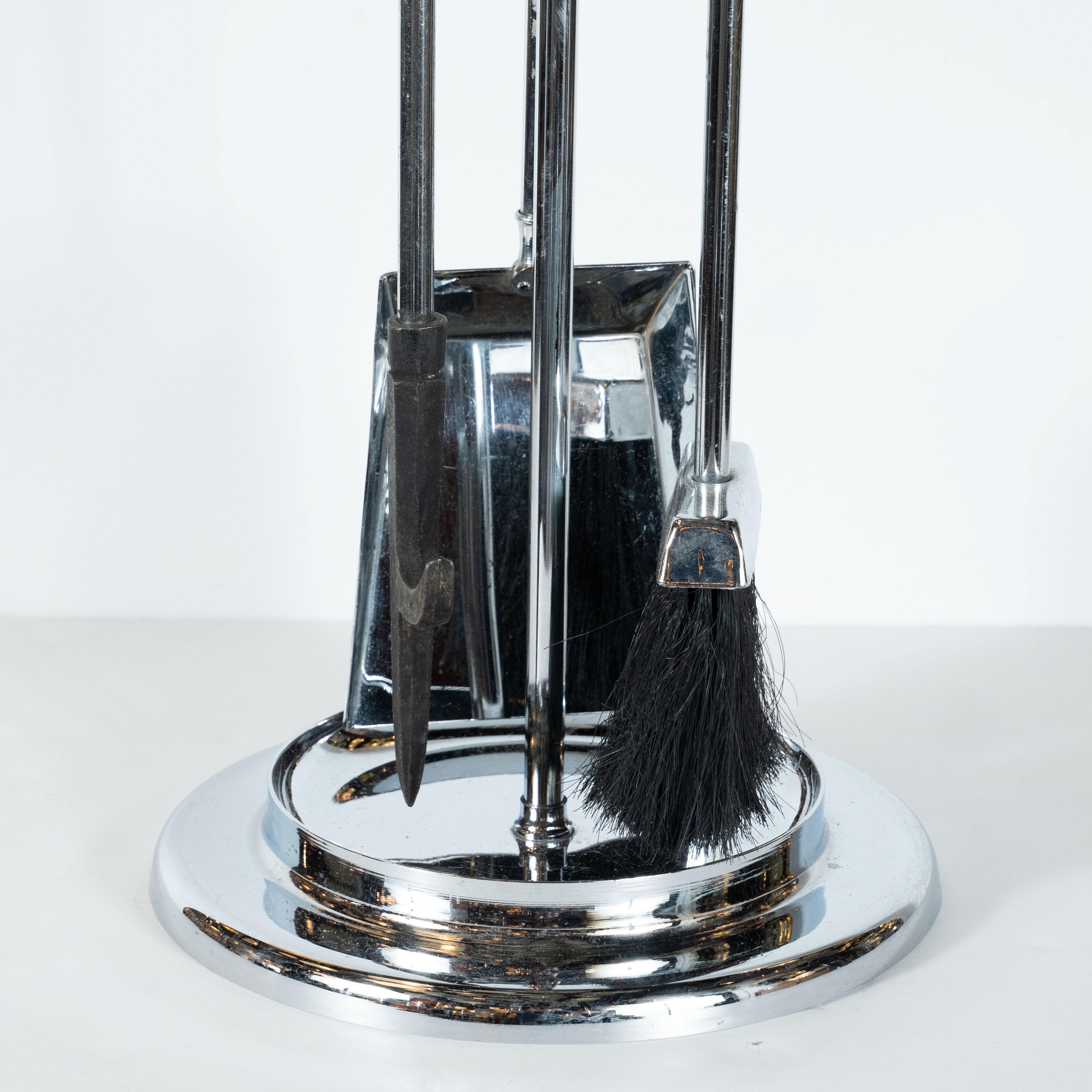 Questo raffinato set di attrezzi per caminetto in stile Mid-Century Modern è stato realizzato negli Stati Uniti, intorno al 1970. Include una pala, una spazzola e un attizzatoio, tutti in cromo lucido con manici in lucite trasparente. Gli strumenti