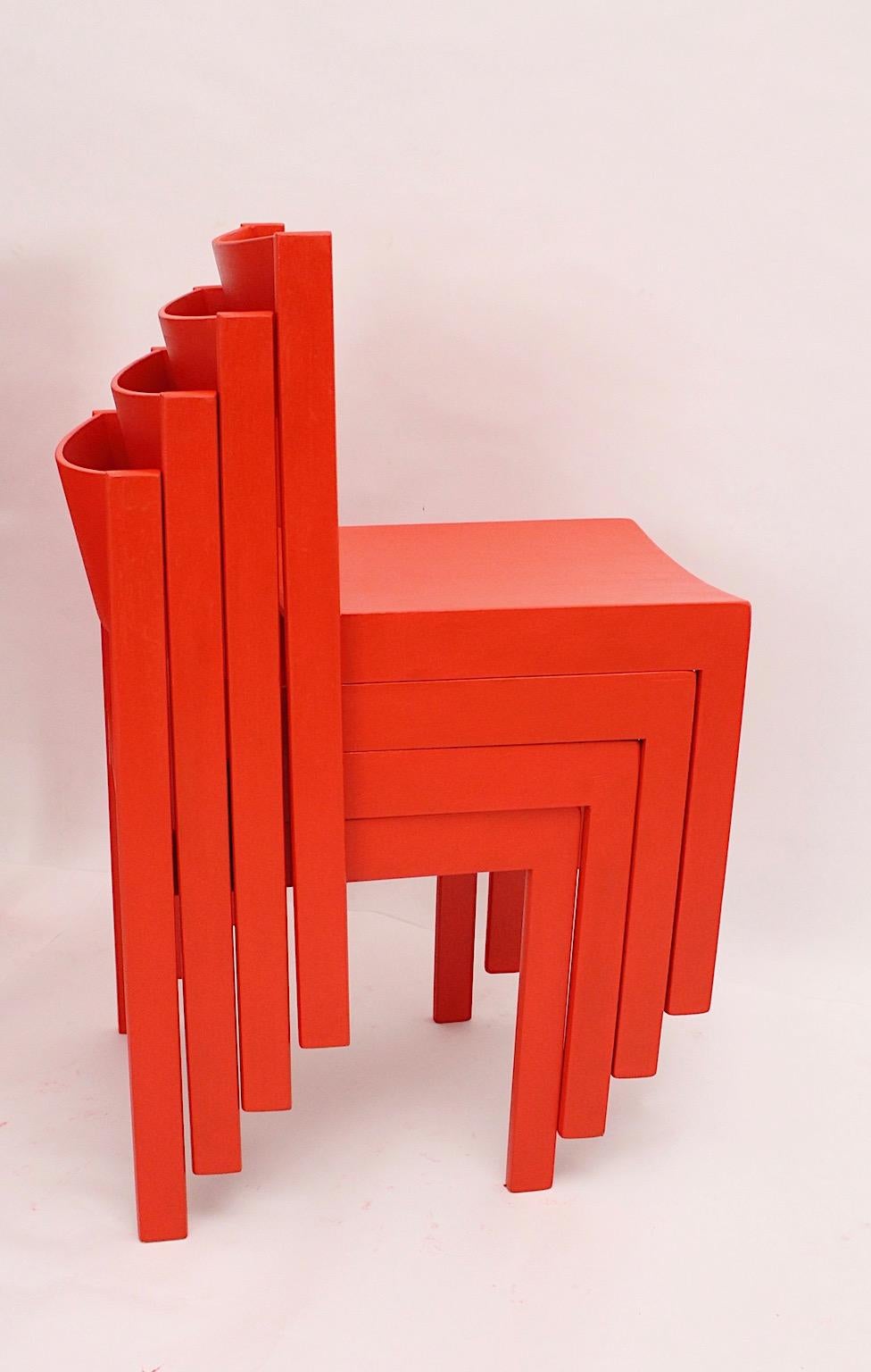 Mid-Century Modern vintage Esszimmerstühle oder Stühle aus rot lackierter Buche und Sperrholz 1950er Jahre Österreich.
Verspielt fett rote Farbe und klar geschnittenen Design beide Funktionen sind in der Erscheinung von diesen Esszimmer Stühle oder