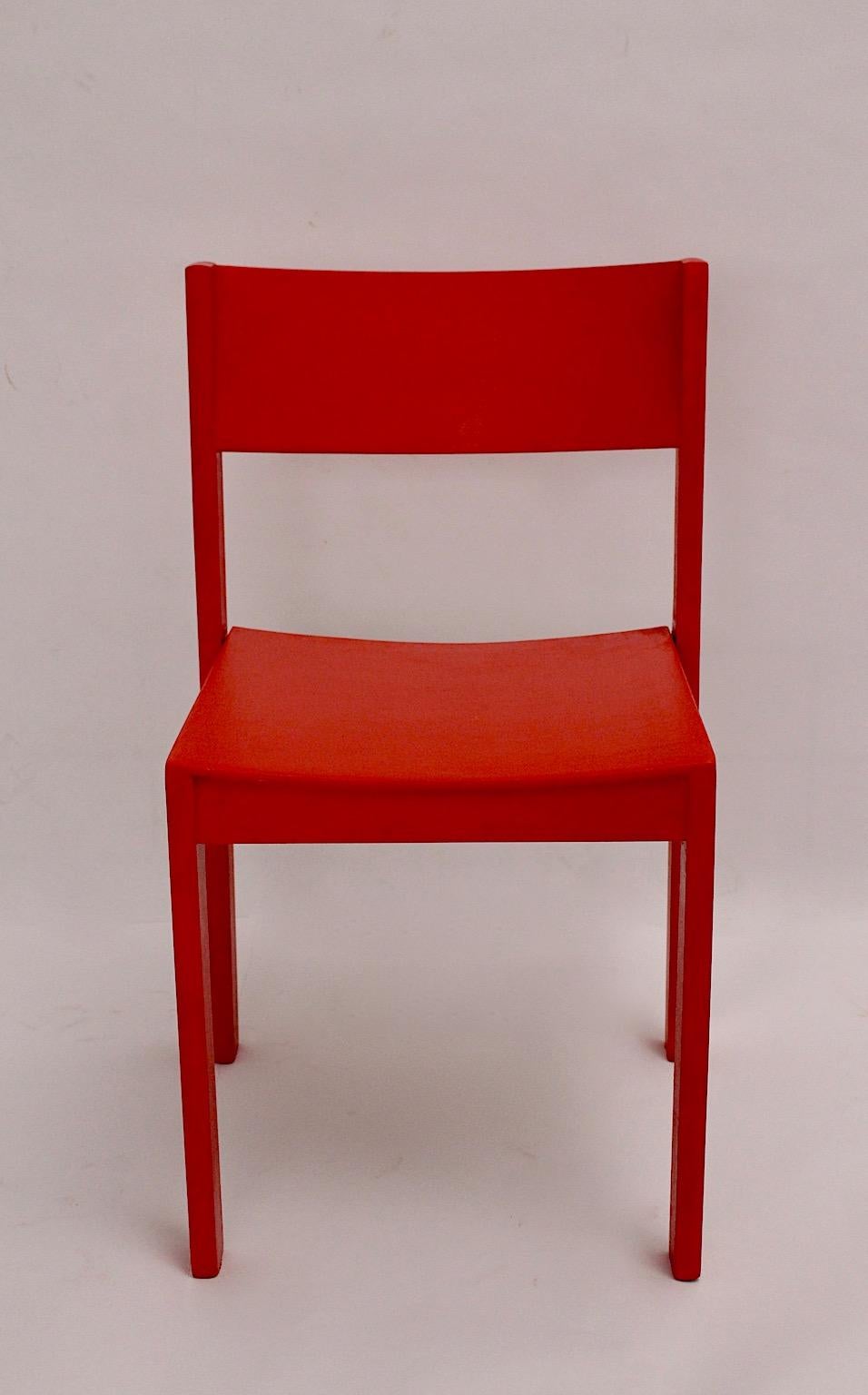 Mid-Century Modern Vier Esszimmerstühle oder Stühle aus roter Buche 1950er Jahre Österreich (Lackiert) im Angebot