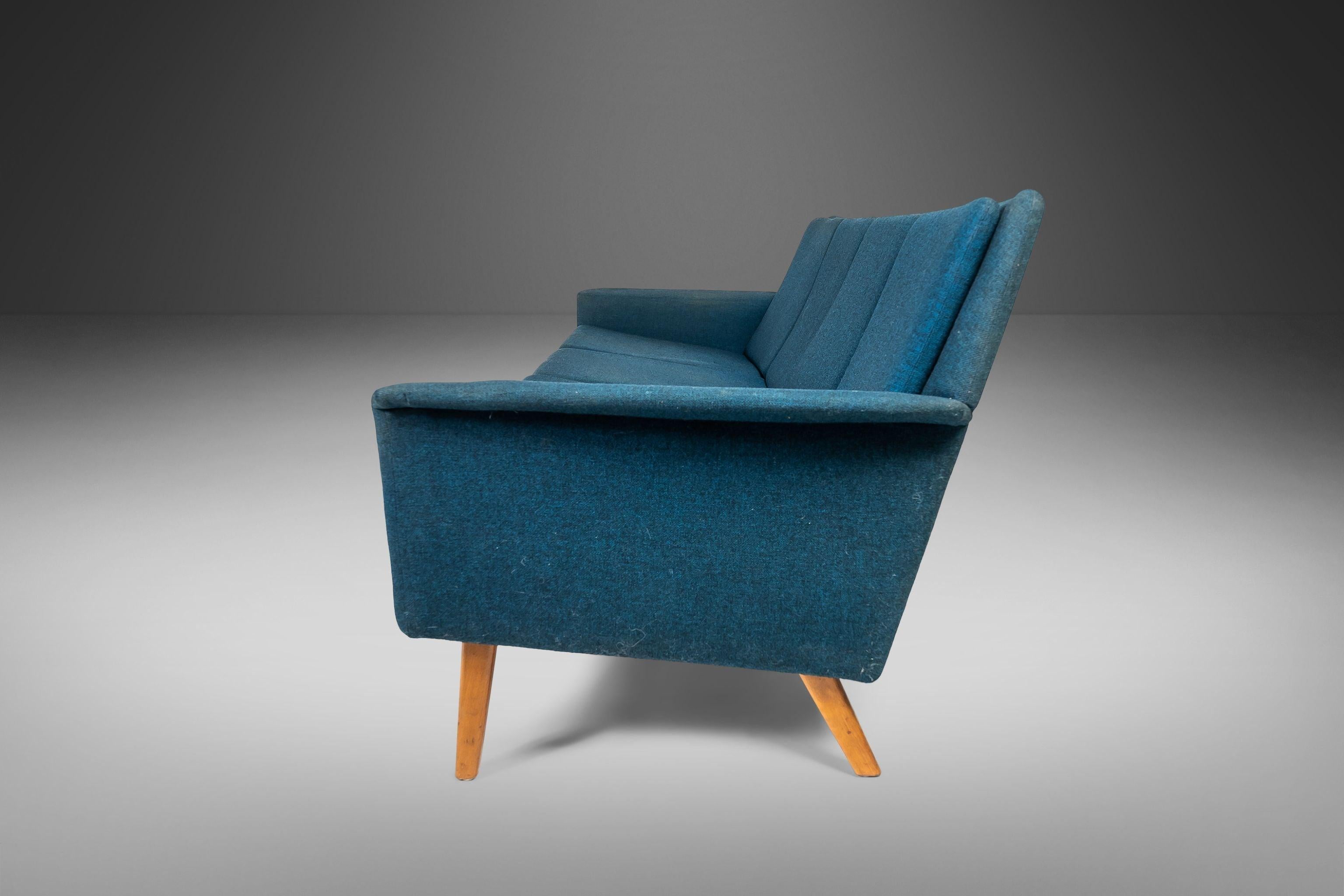 Attention aux designers et aux créatifs ! Cet exceptionnel canapé danois conçu par Folke Ohlsson et Fritz Hansen a besoin d'un nouveau rembourrage et nous voulons vous laisser le soin de choisir le tissu. Avec ses lignes élégantes et angulaires et