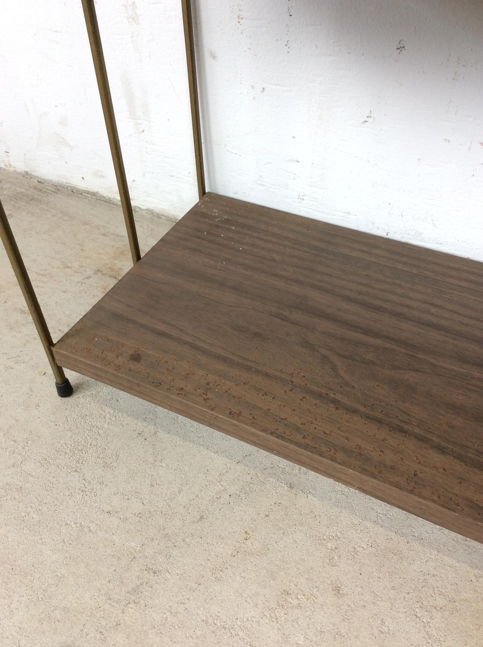 Mid Century Modern Four Shelf Bookcase with Faux Wood Print & Brass Accents in vendita 3