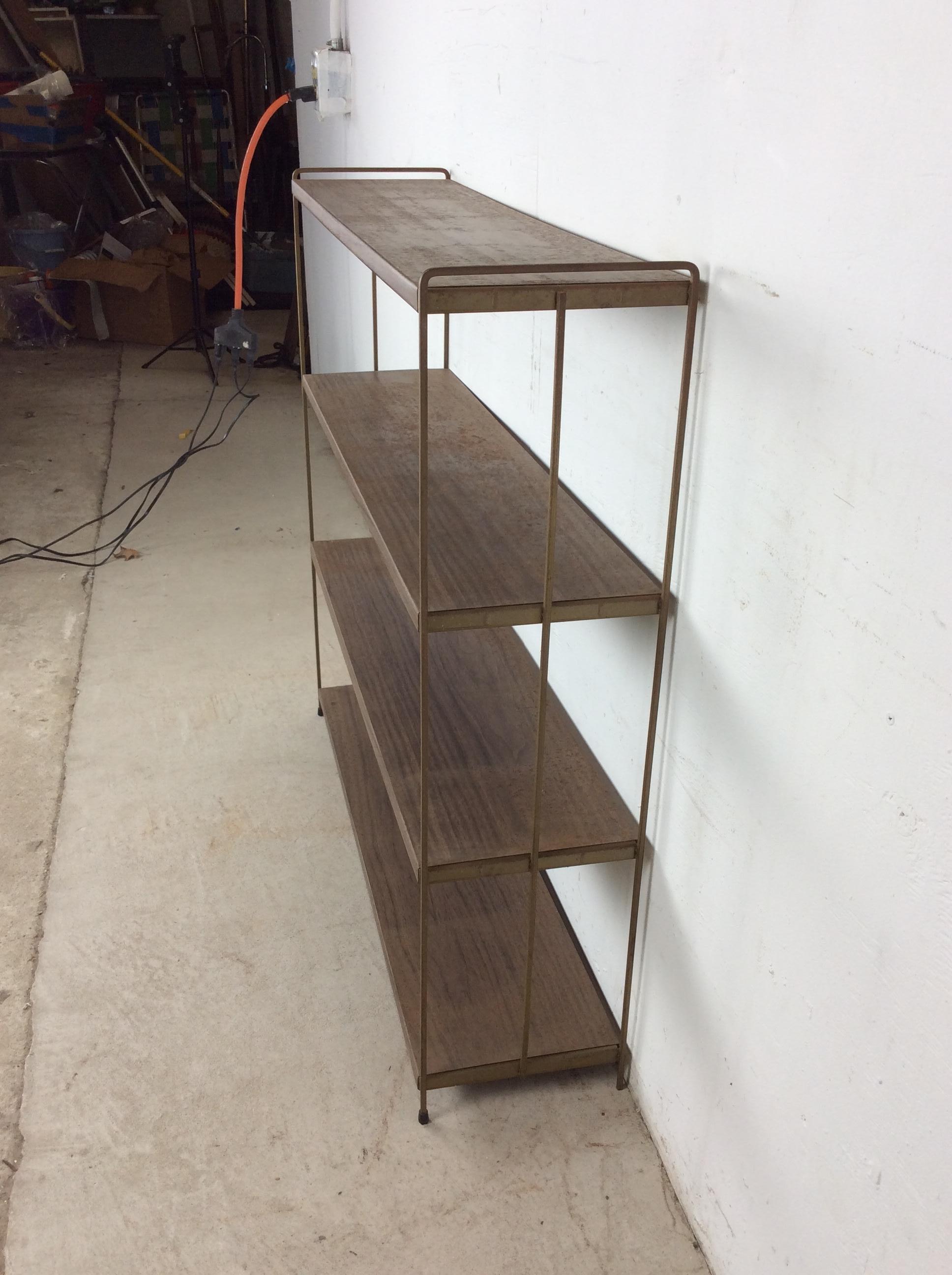 Mid Century Modern Four Shelf Bookcase with Faux Wood Print & Brass Accents in vendita 5