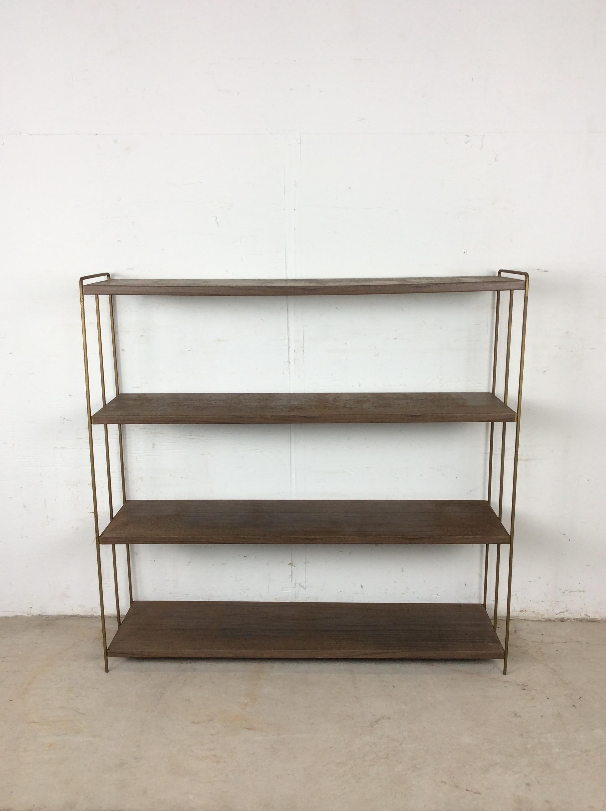Mid Century Modern Four Shelf Bookcase with Faux Wood Print & Brass Accents in vendita 10