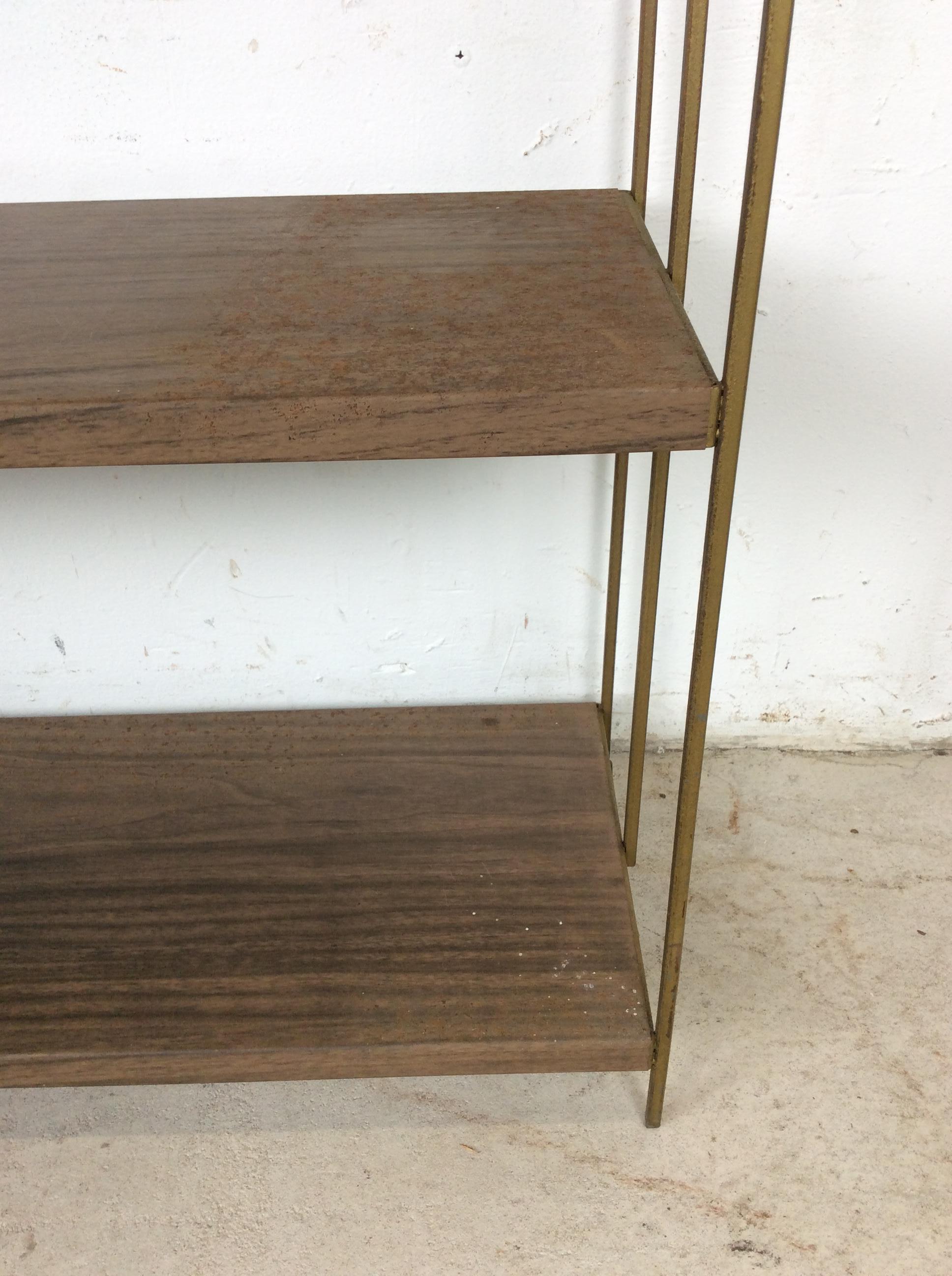 Mid Century Modern Four Shelf Bookcase with Faux Wood Print & Brass Accents in vendita 11
