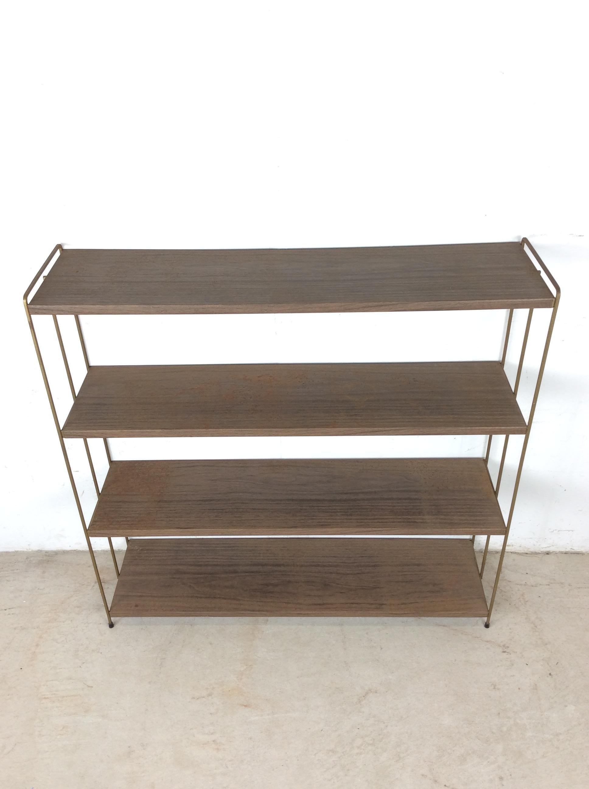Mid-Century moderno Mid Century Modern Four Shelf Bookcase with Faux Wood Print & Brass Accents in vendita