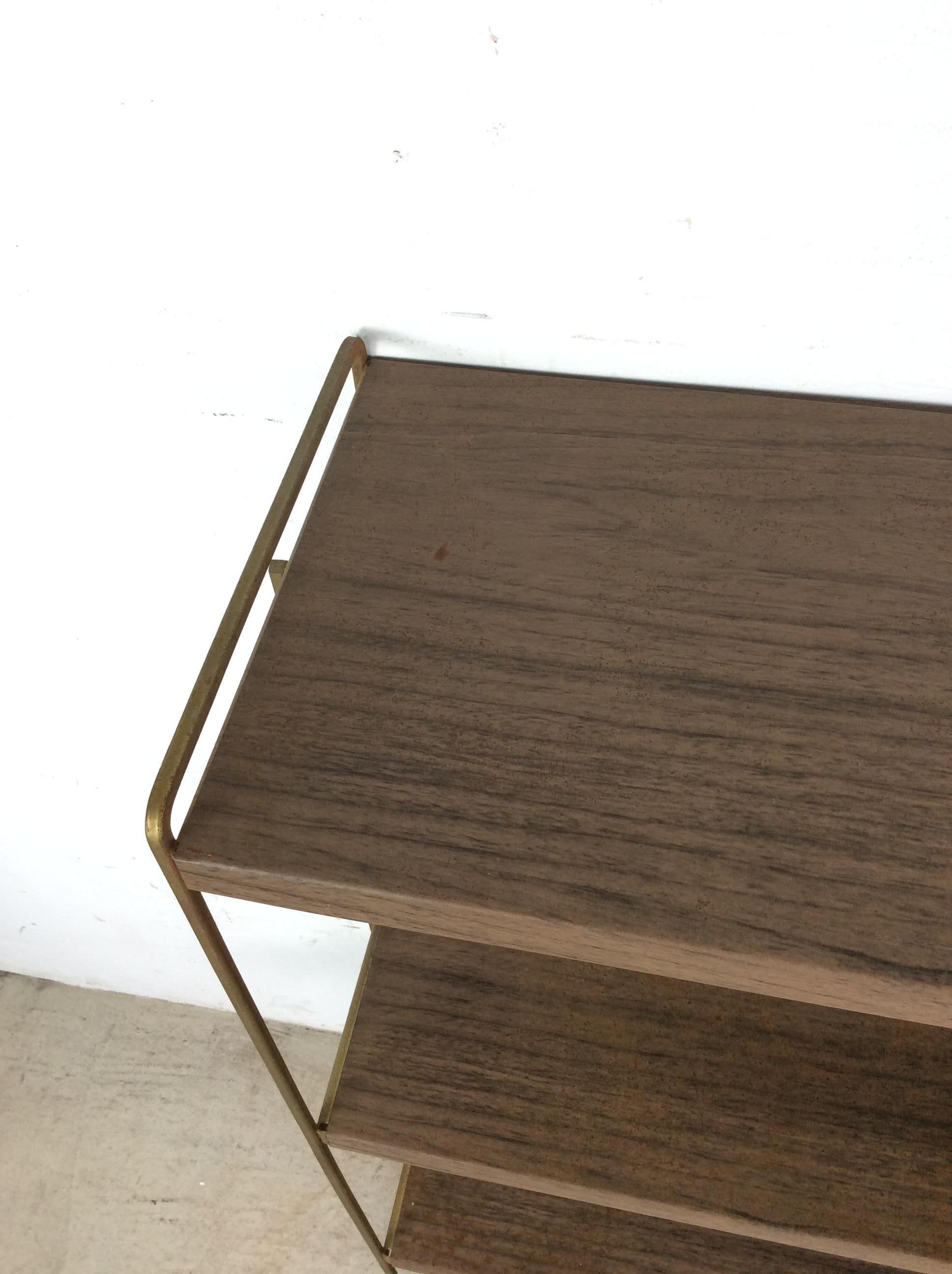 Mid Century Modern Four Shelf Bookcase with Faux Wood Print & Brass Accents In condizioni buone in vendita a Freehold, NJ