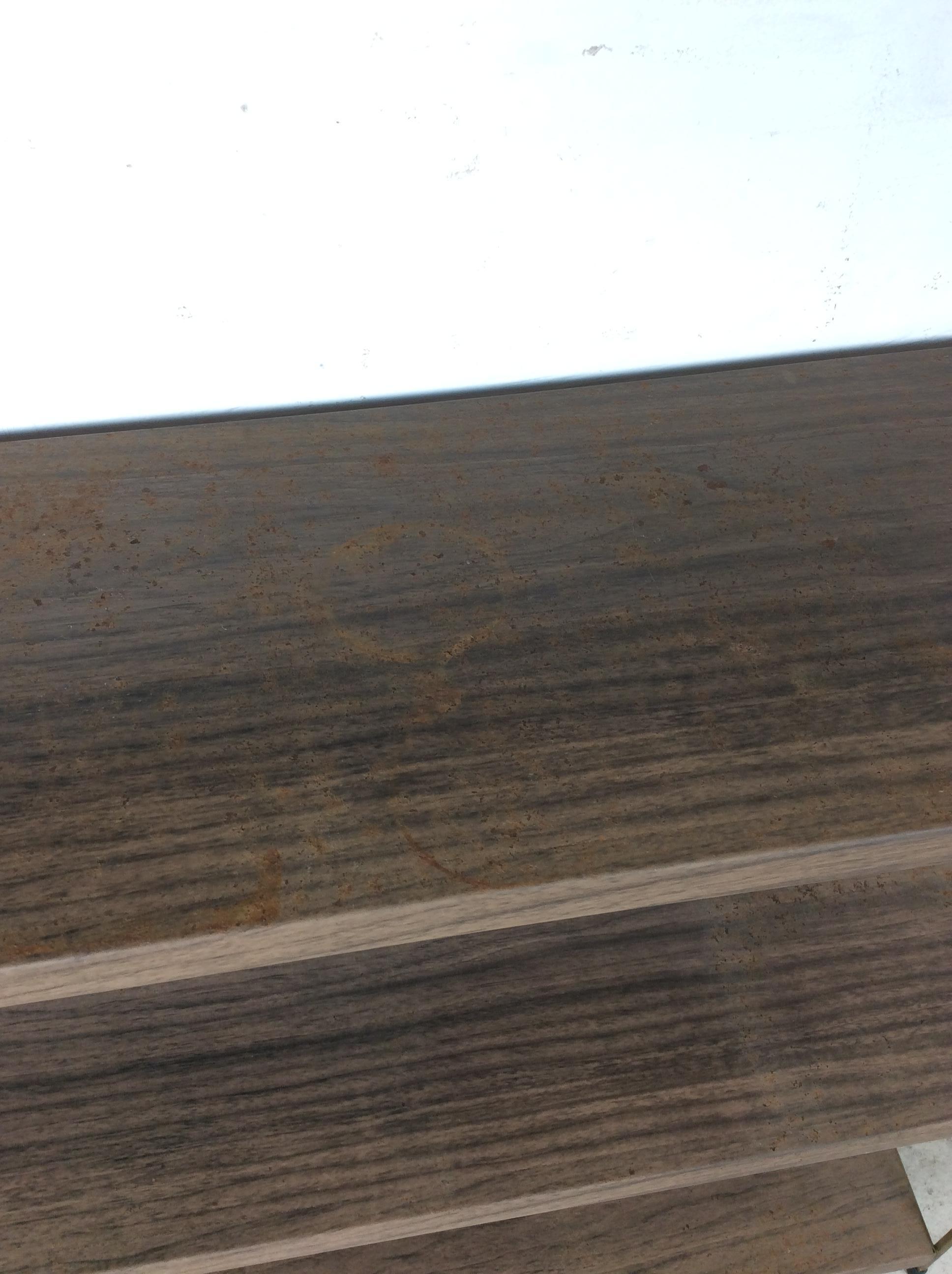 Metallo Mid Century Modern Four Shelf Bookcase with Faux Wood Print & Brass Accents in vendita