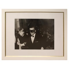 Photographie encadrée moderne du milieu du siècle dernier Frank & Mia signée par Harry Benson, 1966