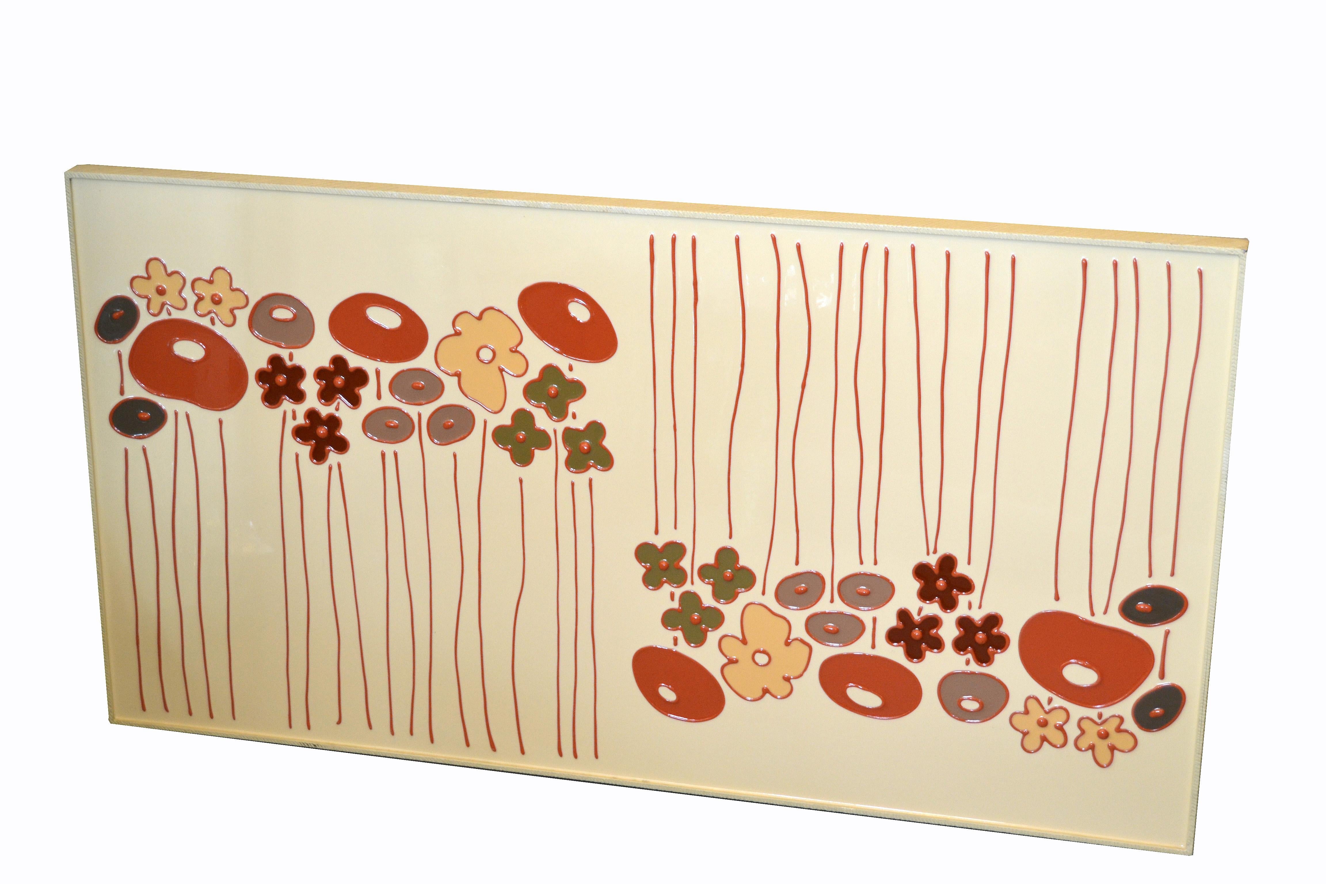 Incredible artistic beige enamel sculpted flowers that can be wall mounted.
It is framed and can be hung in landscape format as well as horizontal format.
In good vintage condition.