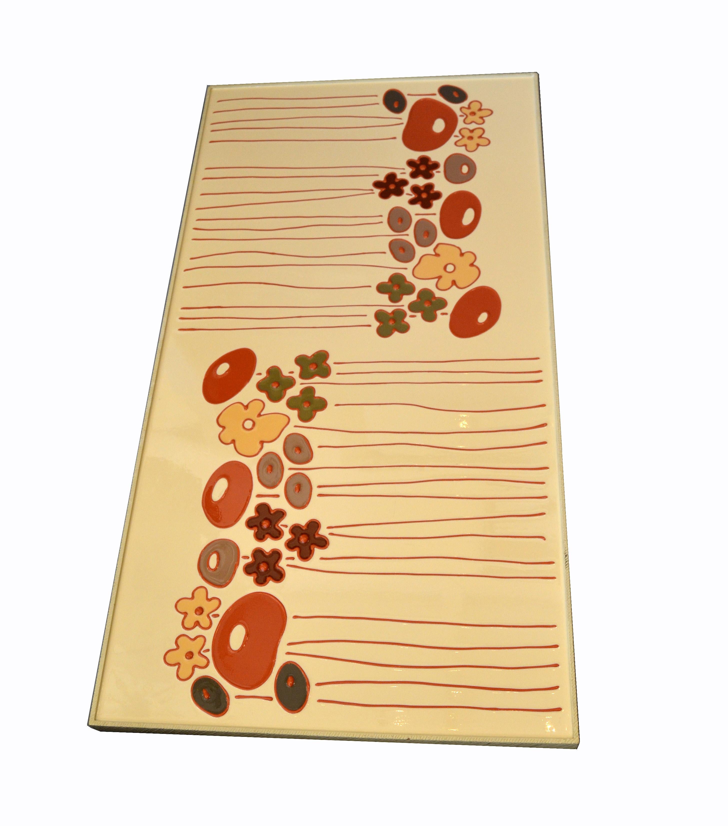 Fatto a mano Arte da parete con fiori smaltati beige rettangolari incorniciati di metà secolo moderno in vendita
