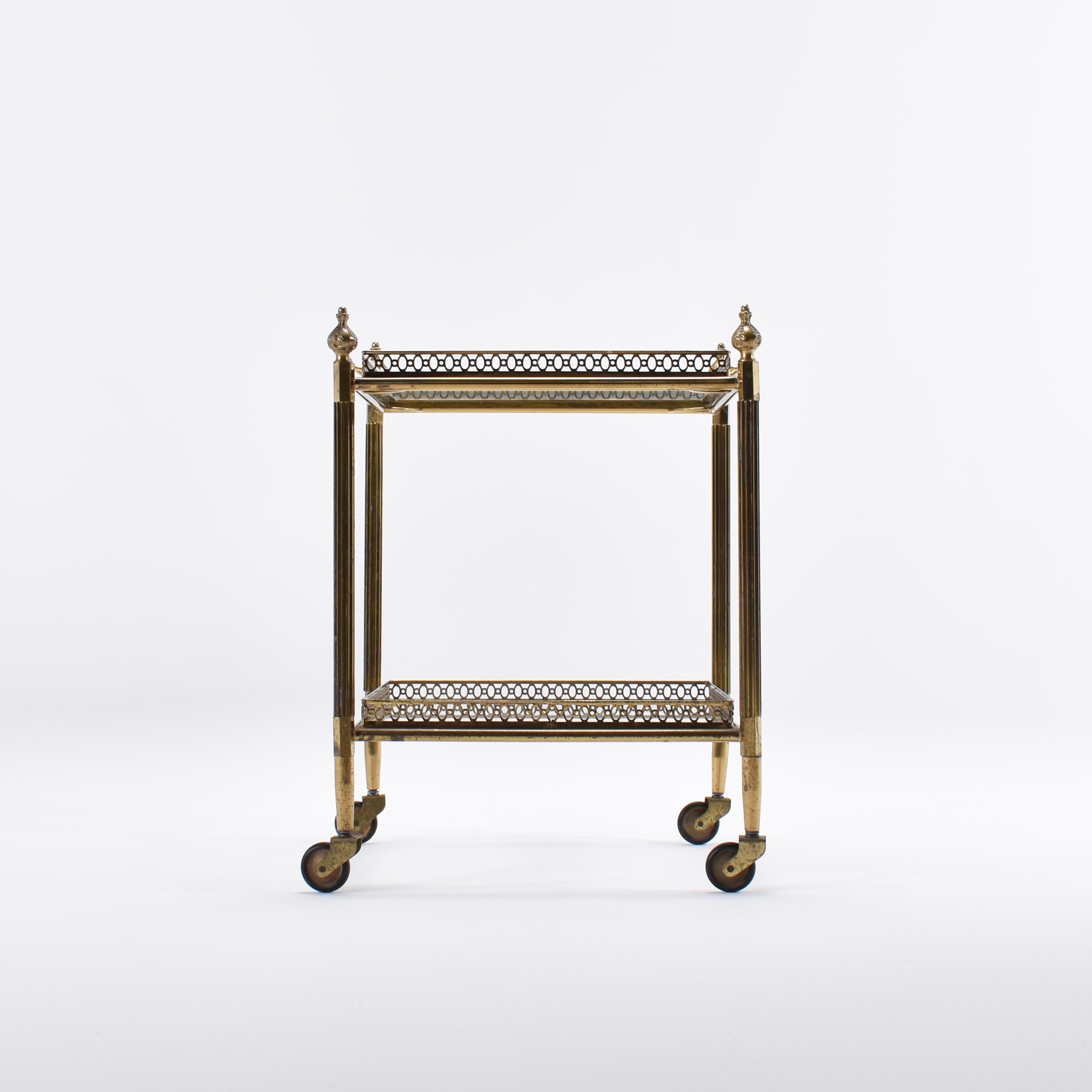 Nice rolling cart bar trolley, typical of the 1950s French elegant neoclassical furniture.
The trolley has two trays. The top one has two handles, and is removable for the service.
Four directional wheels, with good condition tires, helping to