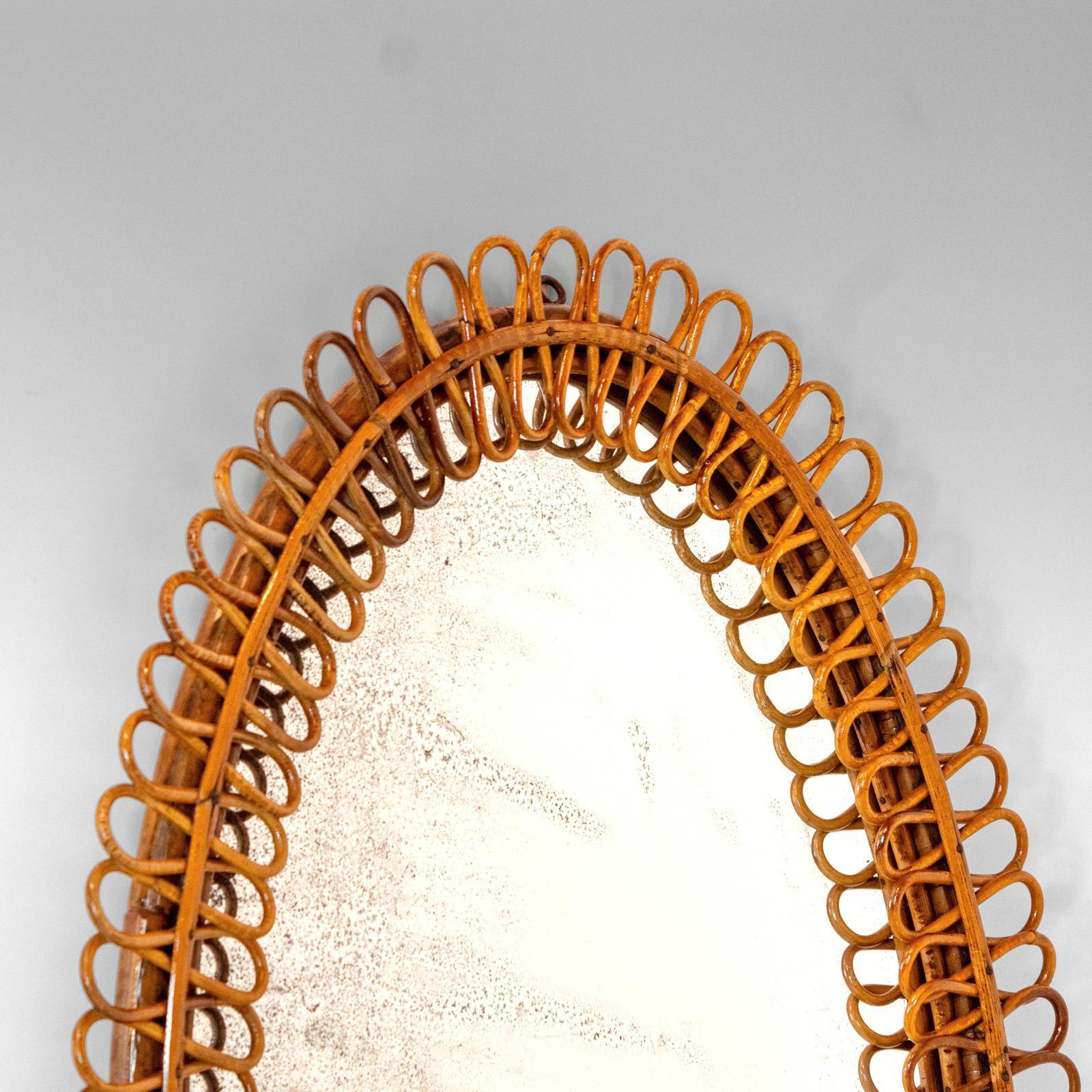 Specchio da parete in bambù di Franco Albini, Italia 1960. 

Splendido specchio da parete ovale in bambù a raggiera degli anni '60, attribuito a Franco Albini e realizzato in puro stile italiano moderno di metà secolo. 

Realizzato magistralmente a