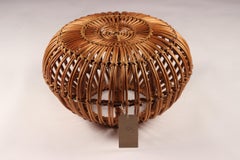 Ottomana, sgabello o tavolino 'D' in vimini di stile Mid-Century ModWicker