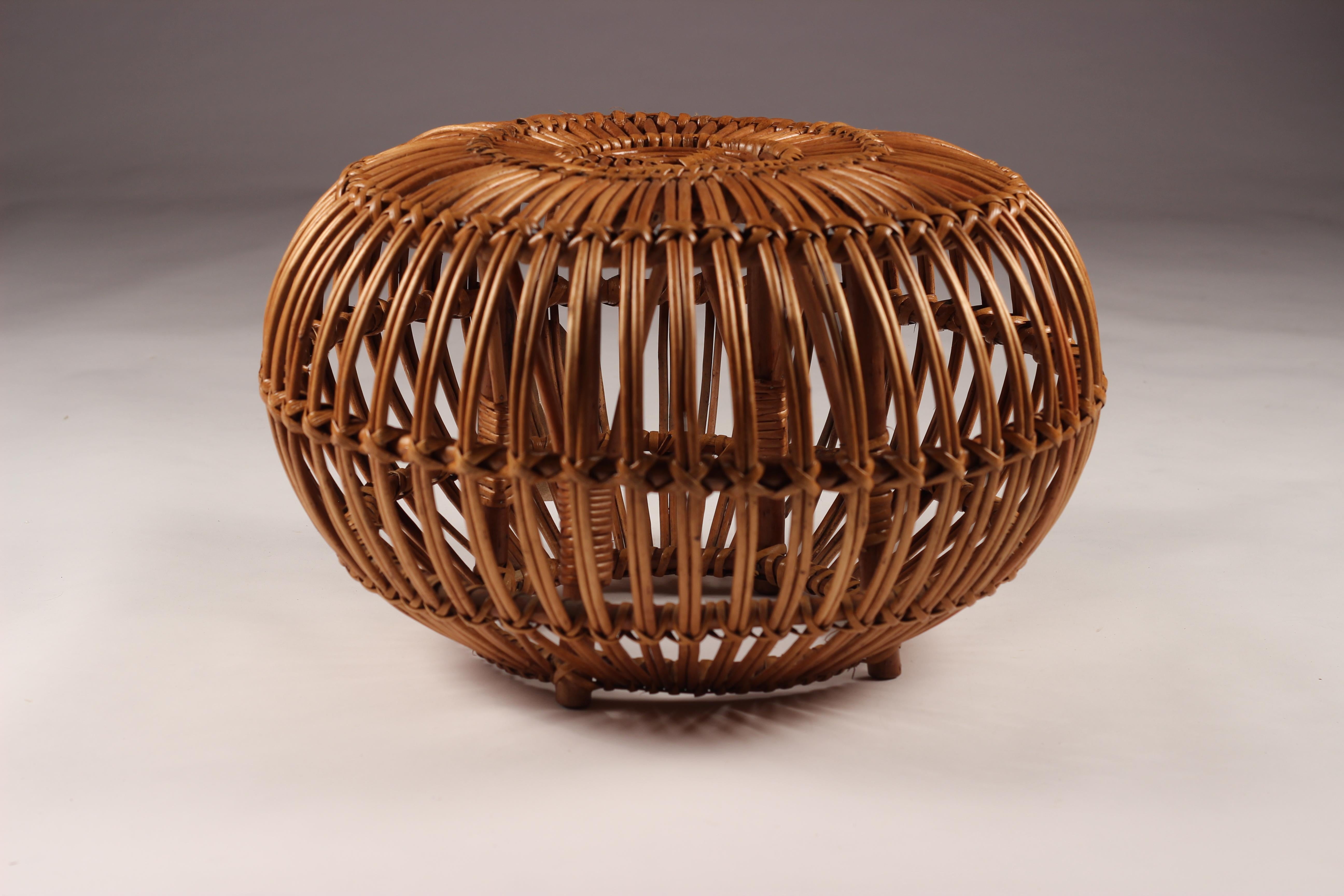 Pouf, tabouret ou table d'appoint en osier et rotin de style Boho Chic fabriqués en Italie dans les années 1950 en vente 2