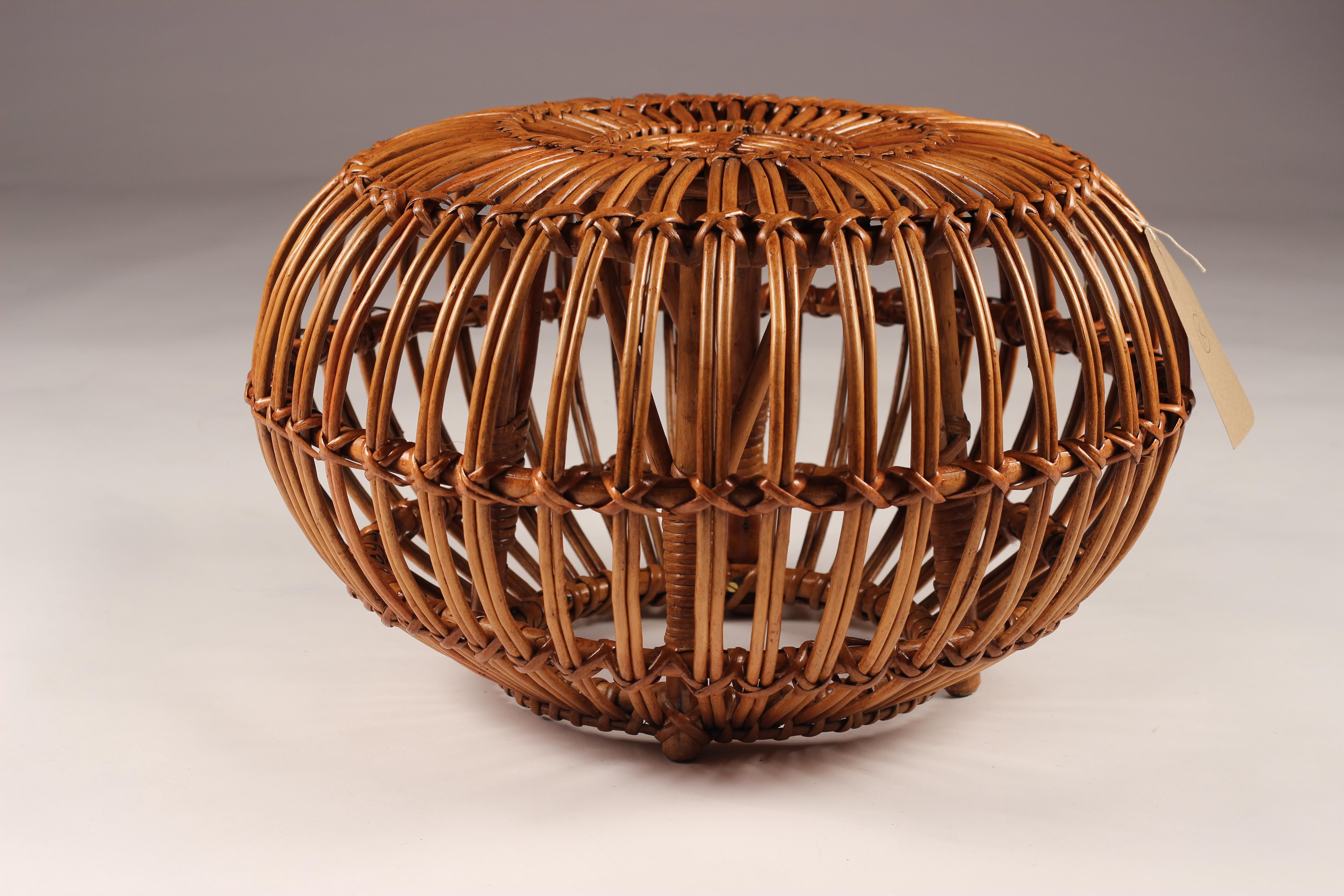 Mid-Century Modern Ottoman, tabouret ou table d'appoint en osier de style Boho Chic Italie années 1960 attribué à Albini en vente