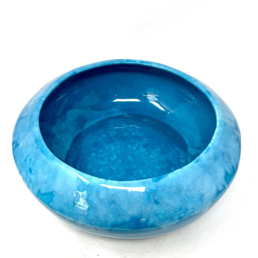 Mid-century modern blue drip glaze pottery planter by Frank Moreno. Made in California. In excellent condition.

Diameter: 11.5 in / Height: 4 in.