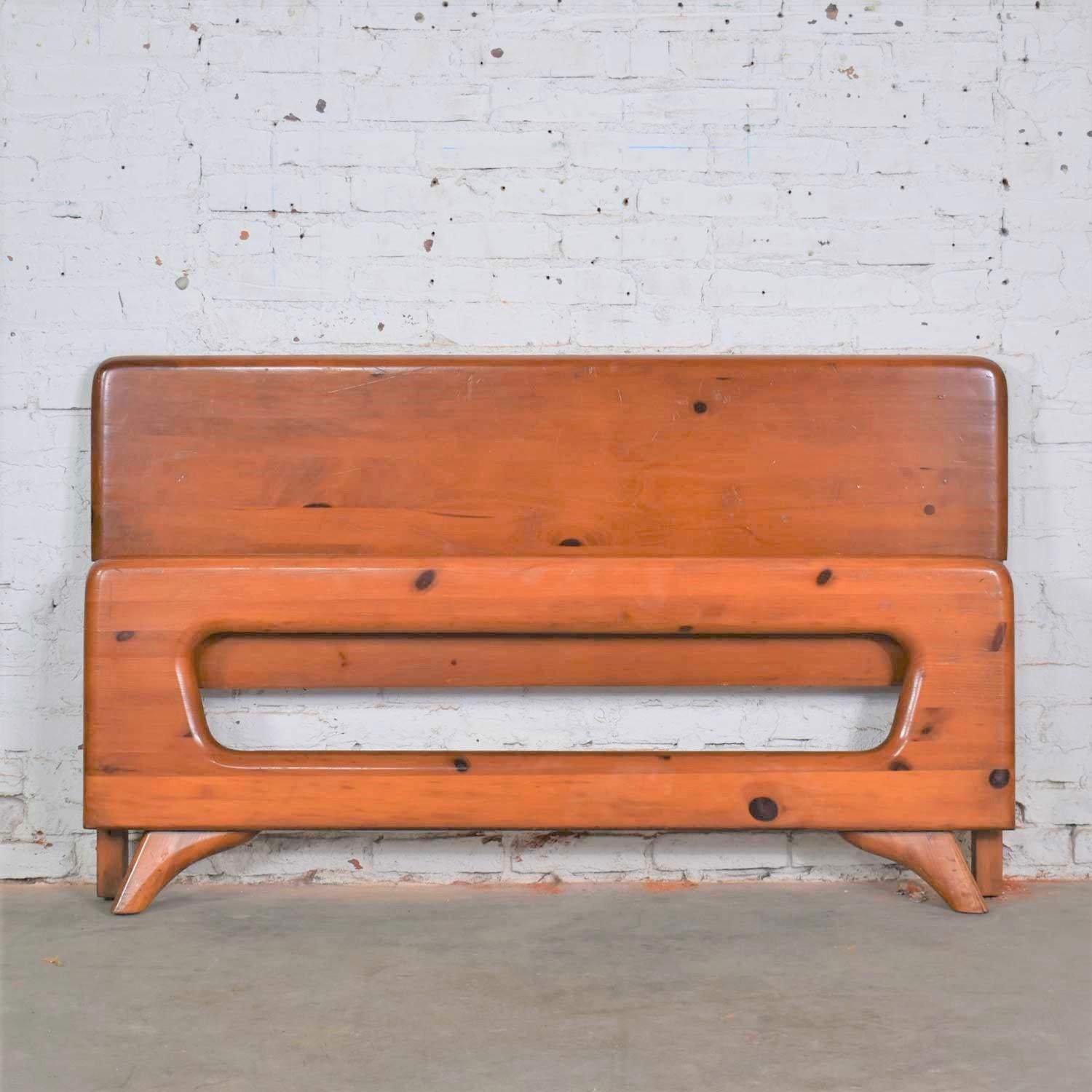 Handsome Mid-Century Modern full-size bed with headboard and footboard by Franklin Shockey Furniture from their Sculpted Pine collection. In wonderful vintage condition with a beautiful age patina. We have not refinished this piece but restored with